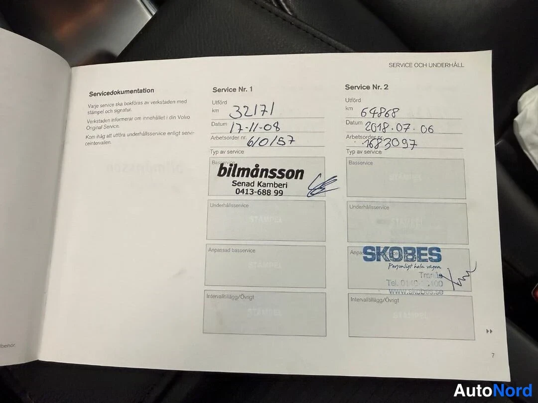 Asiakirja: Palvelupassilehti, jossa näkyy 'Servicedokumentation' otsikko sekä Service Nr. 1 ja Service Nr. 2 -syötteet. Tekstit sisältävät km-mittalukemat (32171, 64868),