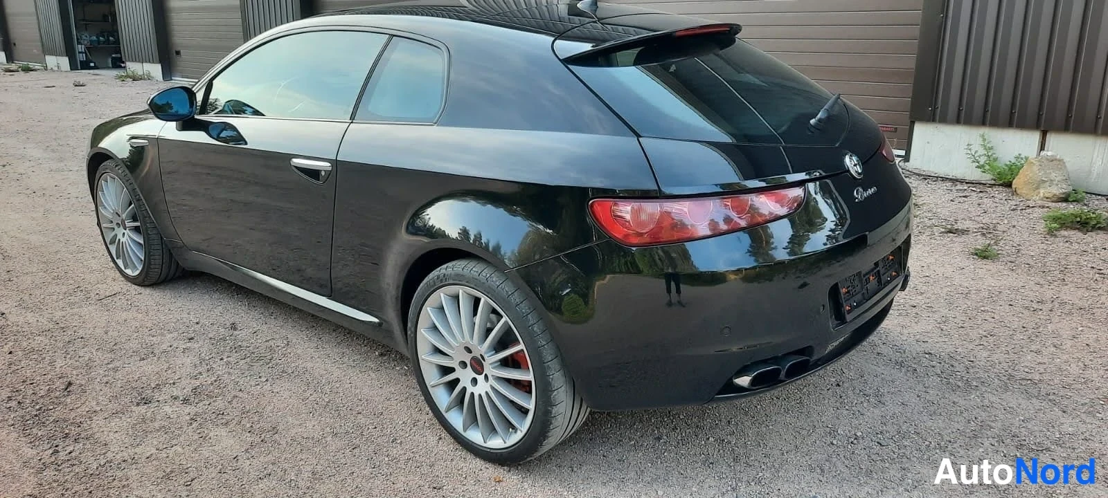 Takaviisto: Alfa Romeo Brera -auton takaosaa ja vasenta kylkeä kuvattuna vinosta takaa; musta koripinta, pienet takavalot ja moni加大...