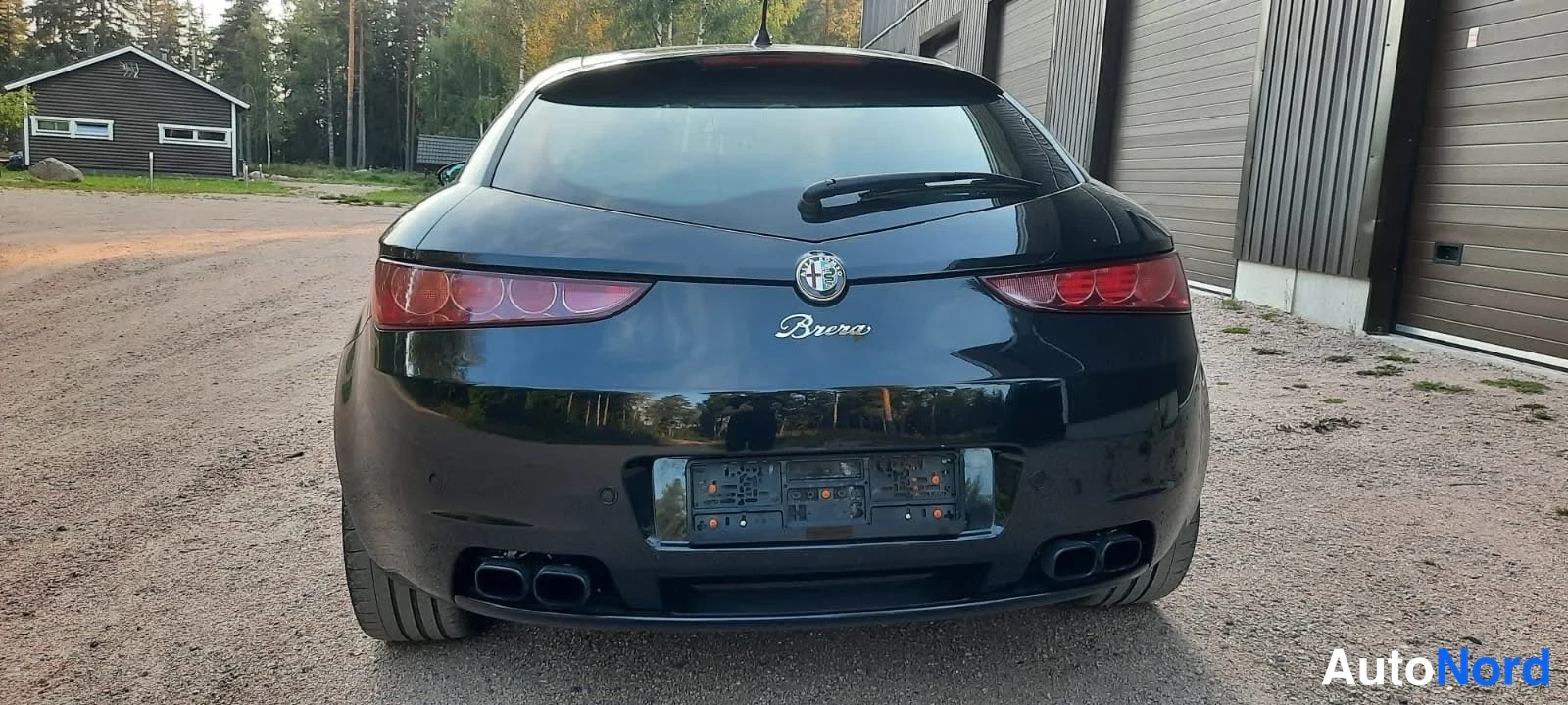 Takaa: Mustan Alfa Romeo Breran suora takanäkymä, takalasi, Brera-teksti ja neljä pakoputkea näkyvät.