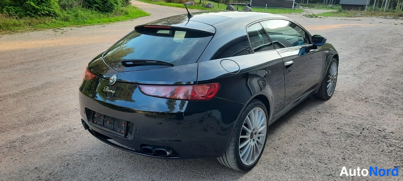 Takaviisto: Musta Alfa Romeo Brera kuvattuna takaa oikealta; näkyvissä takavalot, Brera-merkintä ja kevytmetallivanteet.