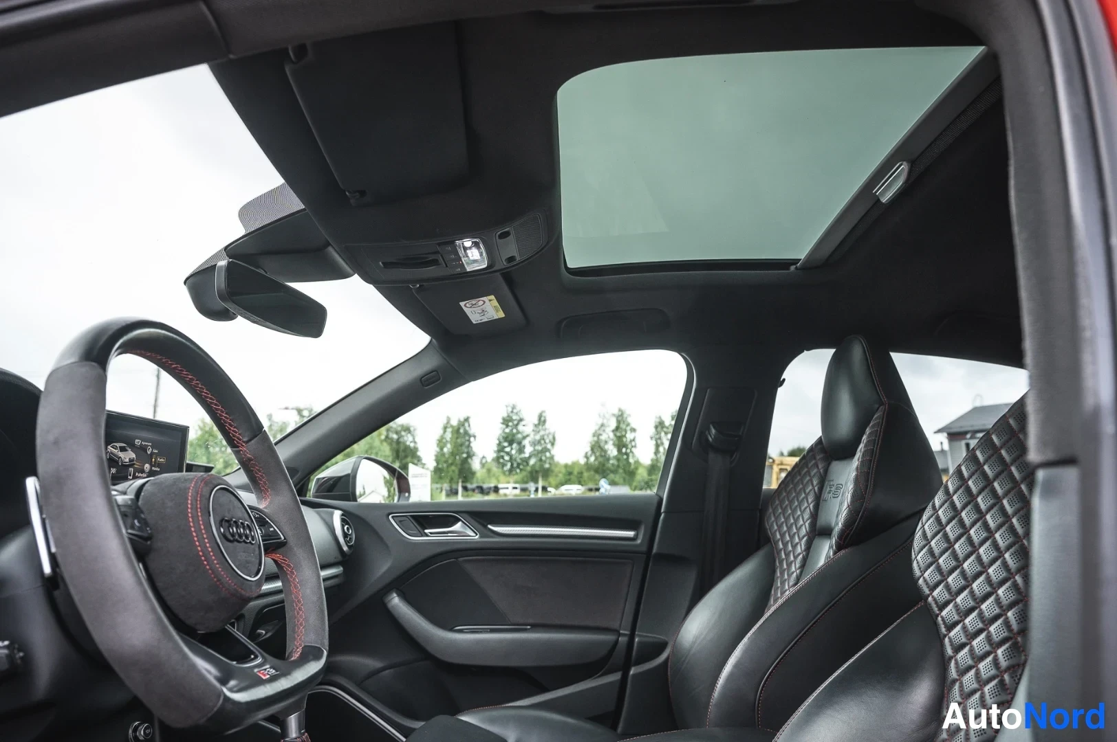 Yksityiskohta: Audi RS:n sisätilat ylhäältä kuvattuna: avattava lasikatto, mikrokuituinen RS-ohjauspyörä ja mustat timanttikuvioiset urheiluistuimet.