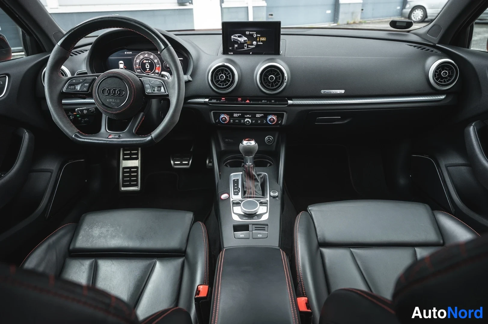 Muu: Kuljettajan näkökulmasta kuvattu mittaristo ja kojetaulu: Audi-ohjauspyörä, digitaalinen Virtual Cockpit -mittaristo, näyttö ja keskikonsoli vaihtelevivine apuv