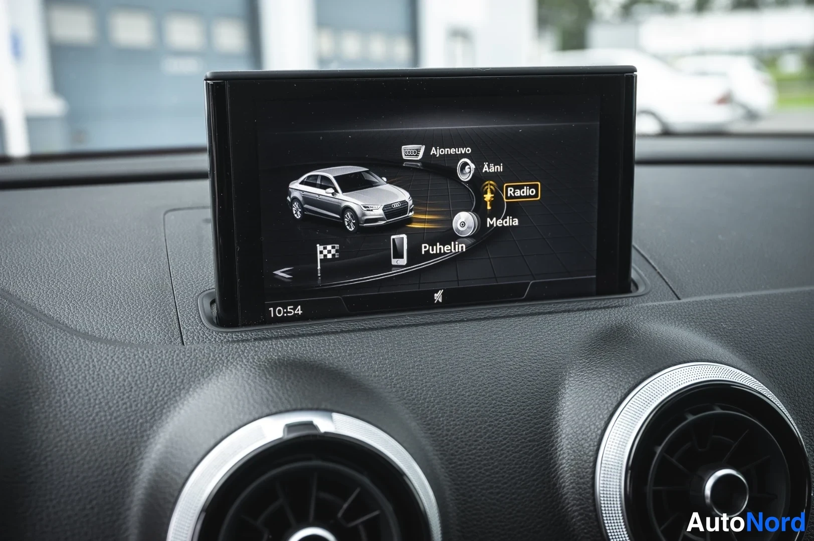 Muu: Audi MMI-multimedianäyttö valikkoineen: Ajoneuvo, Ääni, Radio, Media ja Puhelin.