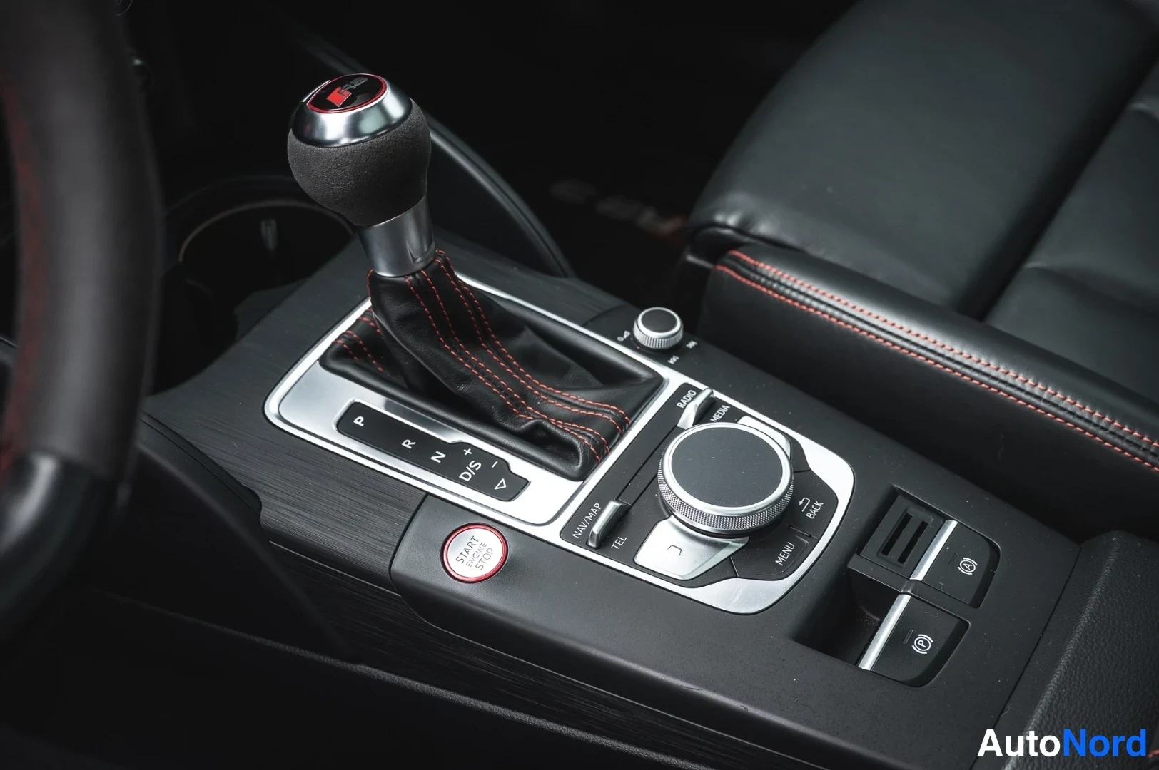 Yksityiskohta: Audi R8-mallin vaihteenvalitsin ja MMI-säädin keskikonsolissa, start/stop-painikkeella