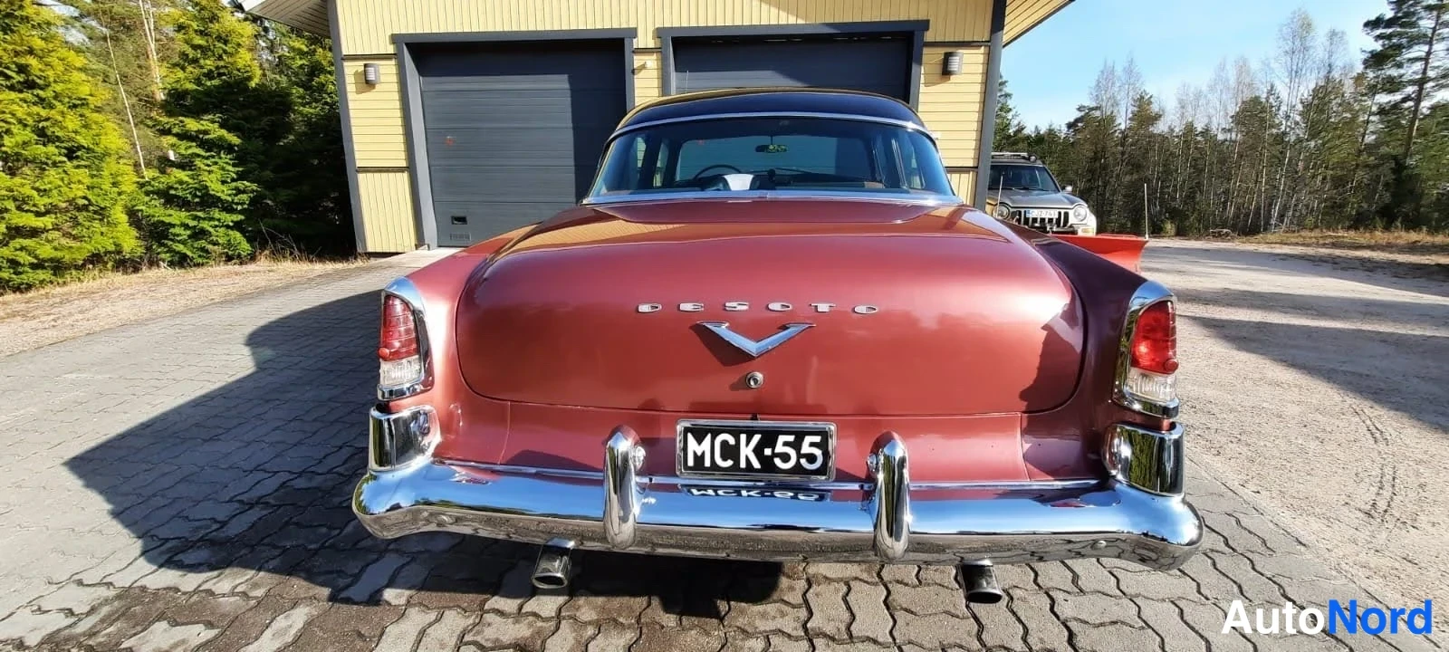 Takaa: DeSoton takanäkymä: kromipuskuri, DESOTO-kirjaimet kannessa, V-merkki ja -kilpi.