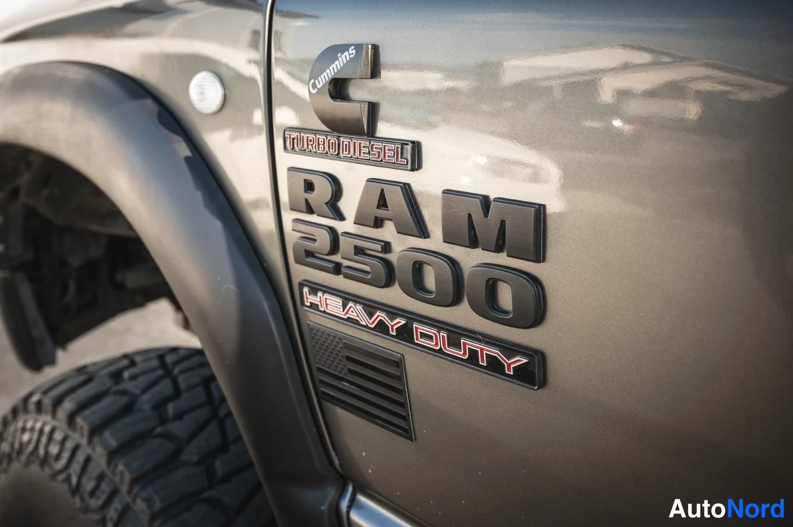 Yksityiskohta: Sivupaneelin merkinnät: Cummins, Turbo Diesel, Ram 2500 Heavy Duty.