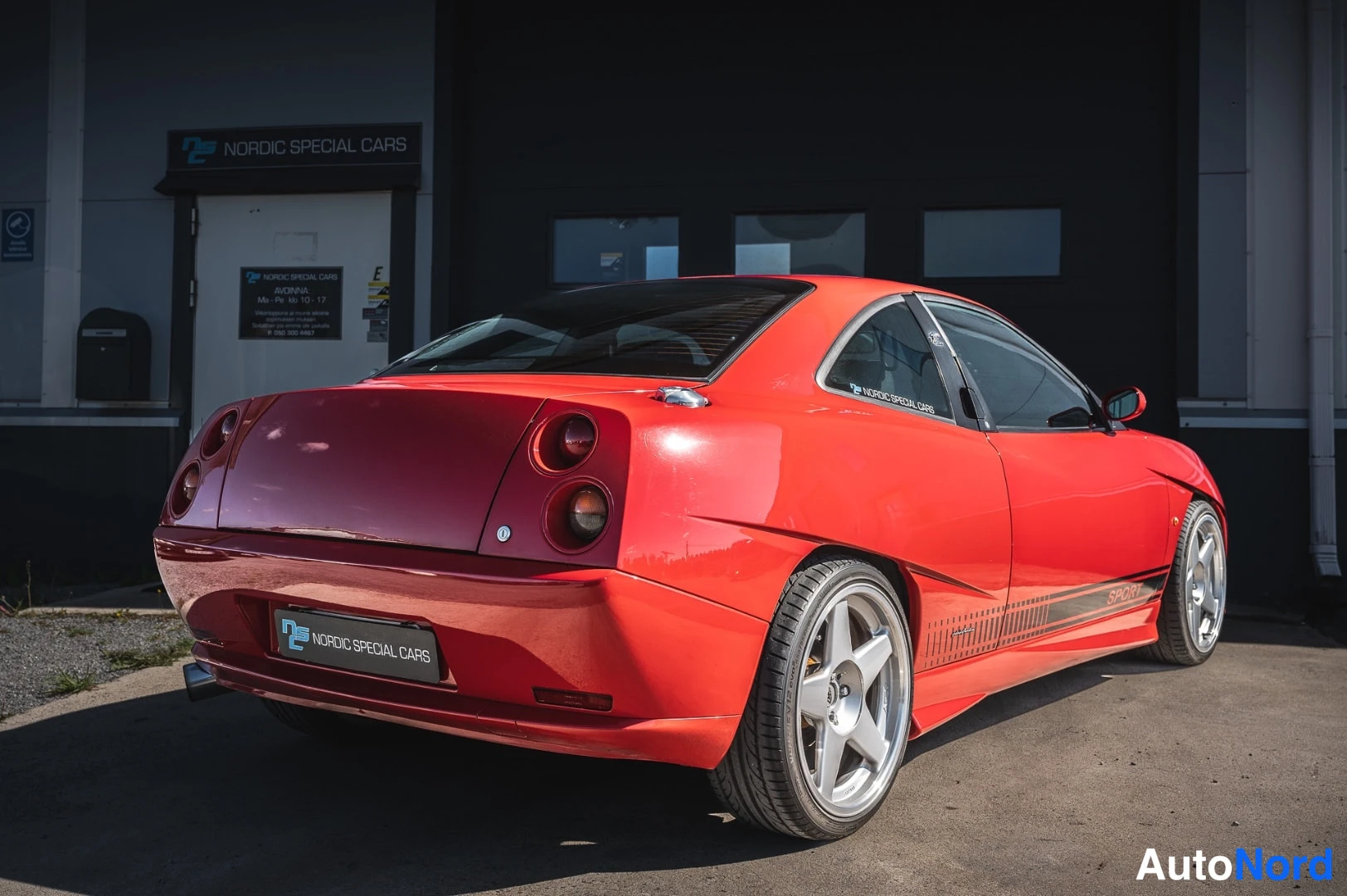 Takaviisto: Punaisen Fiat Coupe -auton takakulma, pyöreät takavalot ja sivukylki näkyvät