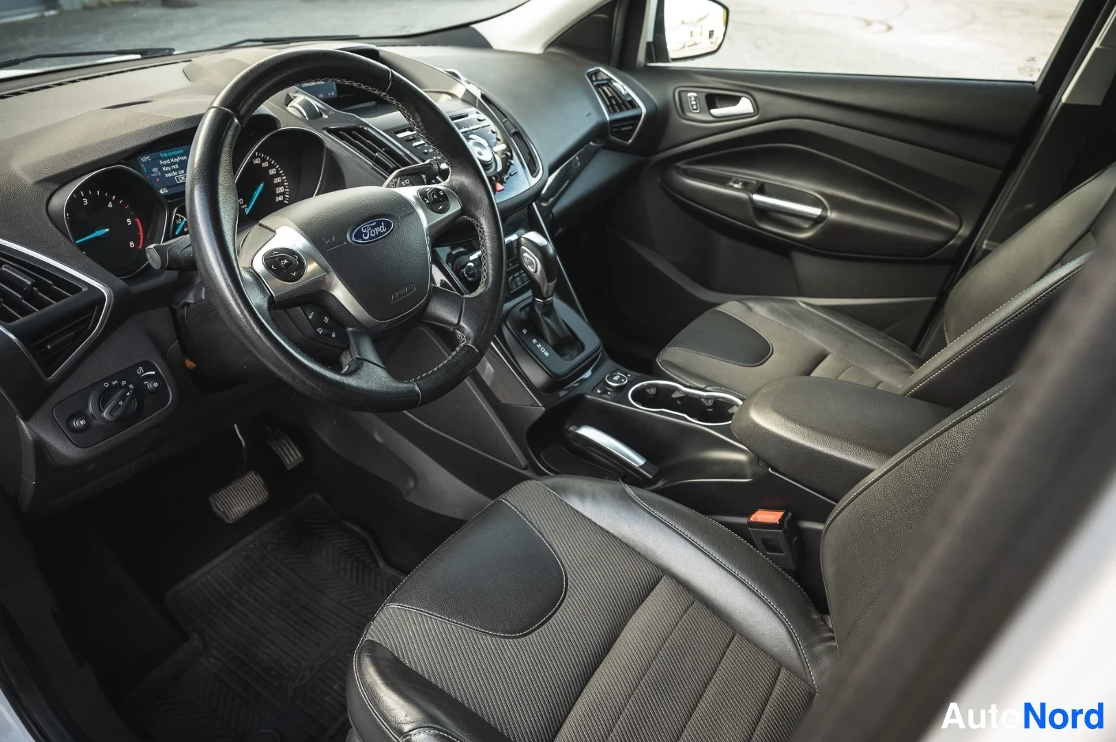 Muu: Kaksinkertainen sisäkuva: tumma sisusta, Ford-ohjauspyörä ja automaattiratkaisu.
