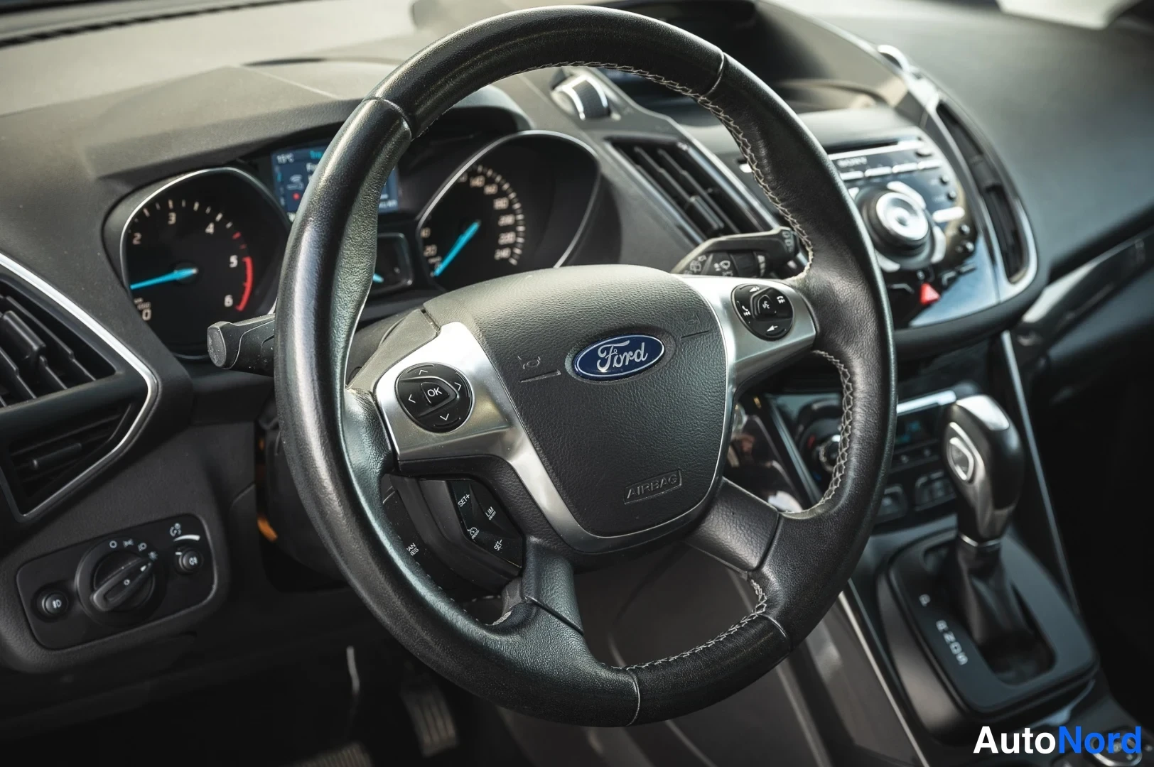 Muu: Sama ohjaamon näkymä: Ford-ohjauspyörä, mittaristo ja automaattivaihteen valitsin.