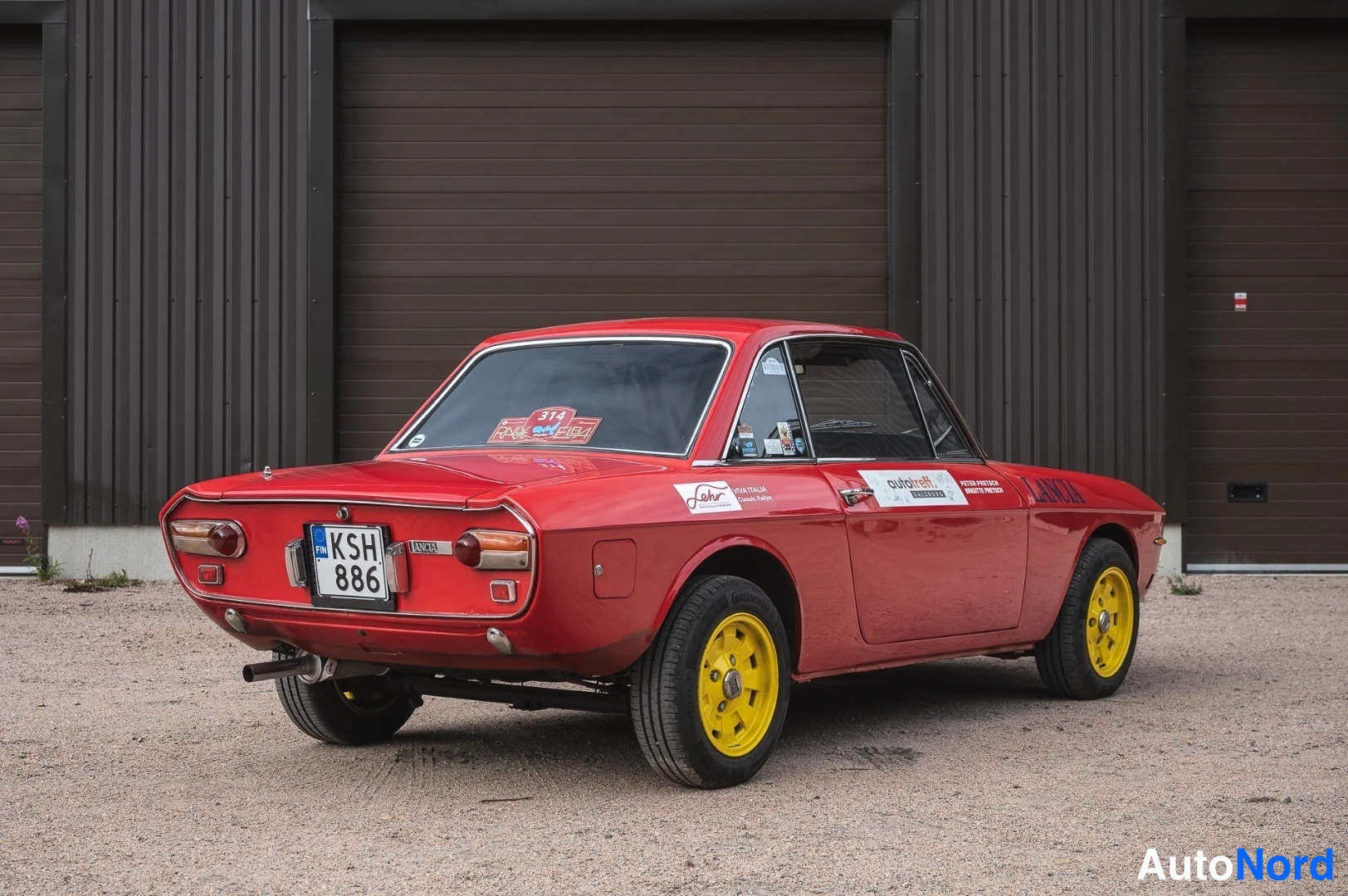 Takaviisto: Punaisen Lancia Fulvia -coupen takakolmannekset vasemmalta, rekisteri ja keltaiset vanteet.