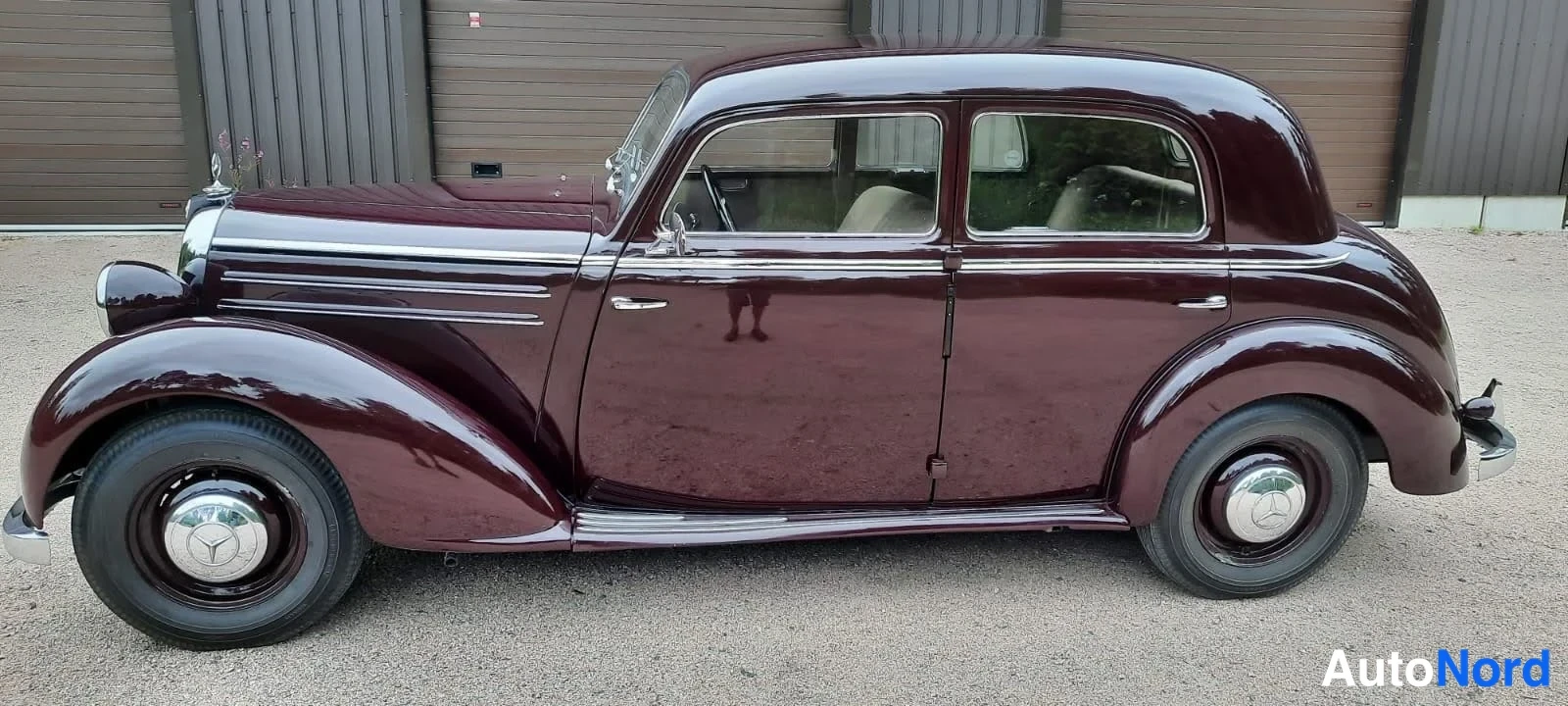 Sivulta: Tummanpunainen Mercedes-Benz 170 -mallin klassinen sedan sivulta kuvattuna.