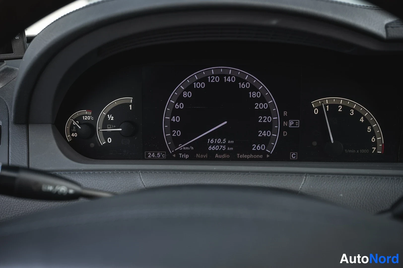 Muu: Mittaristo lähikuvassa: nopeusmittari asteikolla 0–260 km/h, matka-anturi näyttää 66075 km.