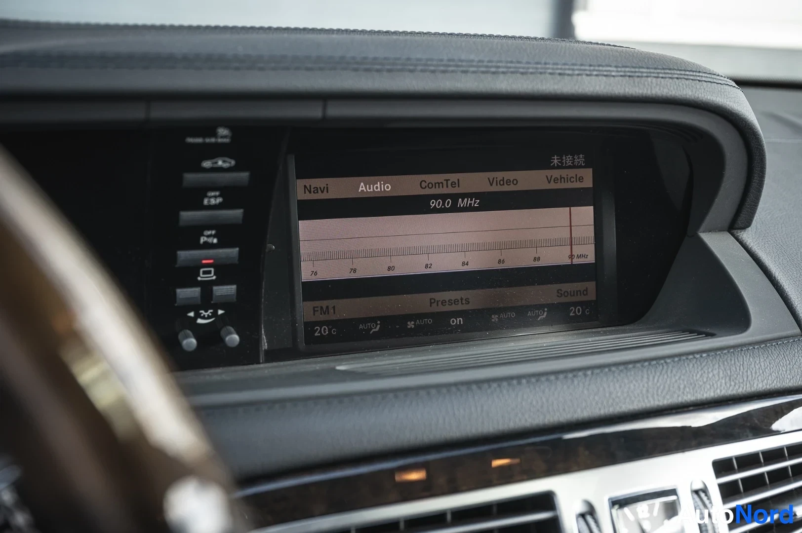 Muu: Sama kojelaudan näyttö kuin edellisessä kuvassa: Audio-näkymä taajuudella 90.0 MHz FM1:llä.