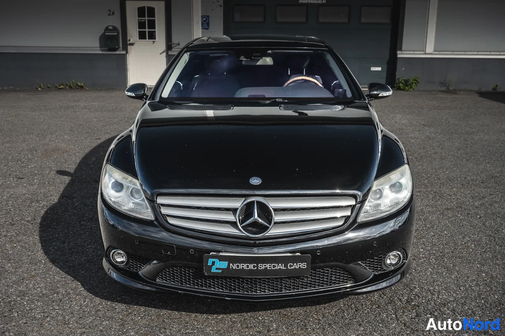 Edestä: Etukuva mustan Mercedes-CL-coupén keulasta, kohtisuoraan edestä valokuvattuna.