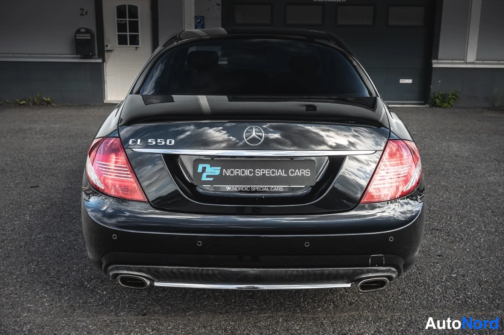 Takaa: Mustan Mercedes-Benz CL 550:n takapää, konepellin keskellä Mercedes-tähtimerkki ja CL 550 -merkintä, Nokia Special Cars -kyltin suojassa rekisterikilven paikall