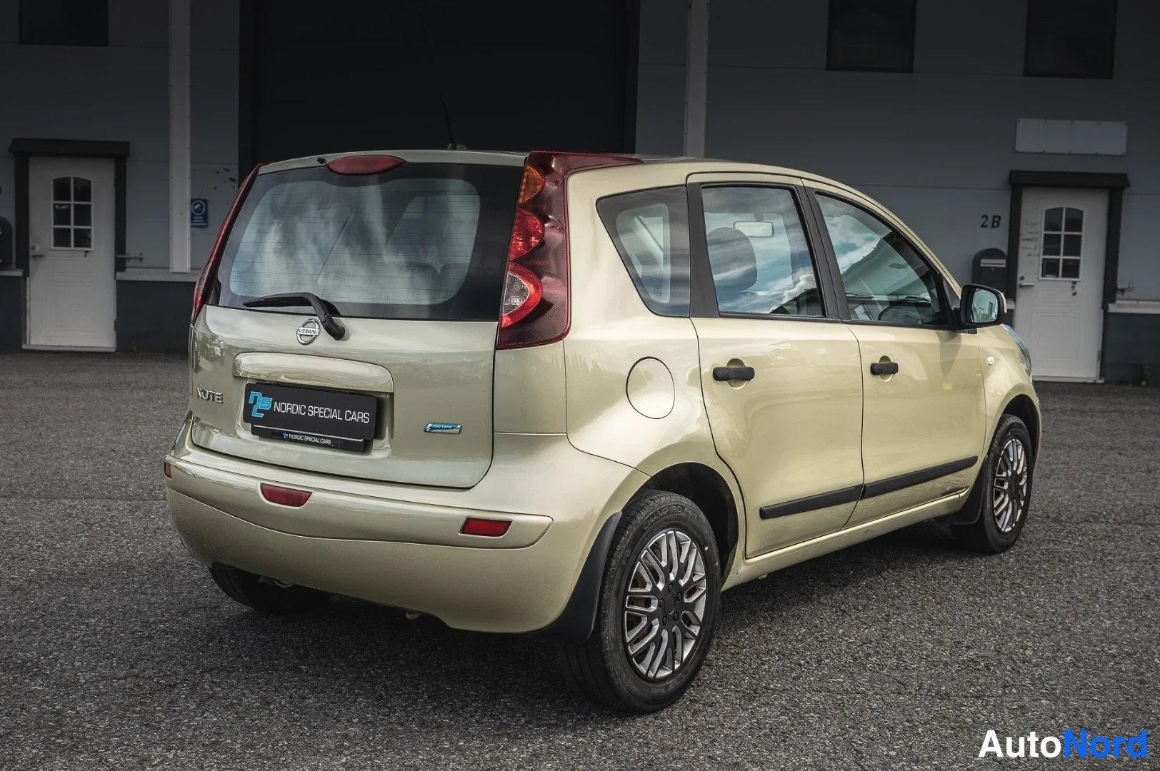 Takaviisto: Nissan Note, takaa ja oikealta kuvattu