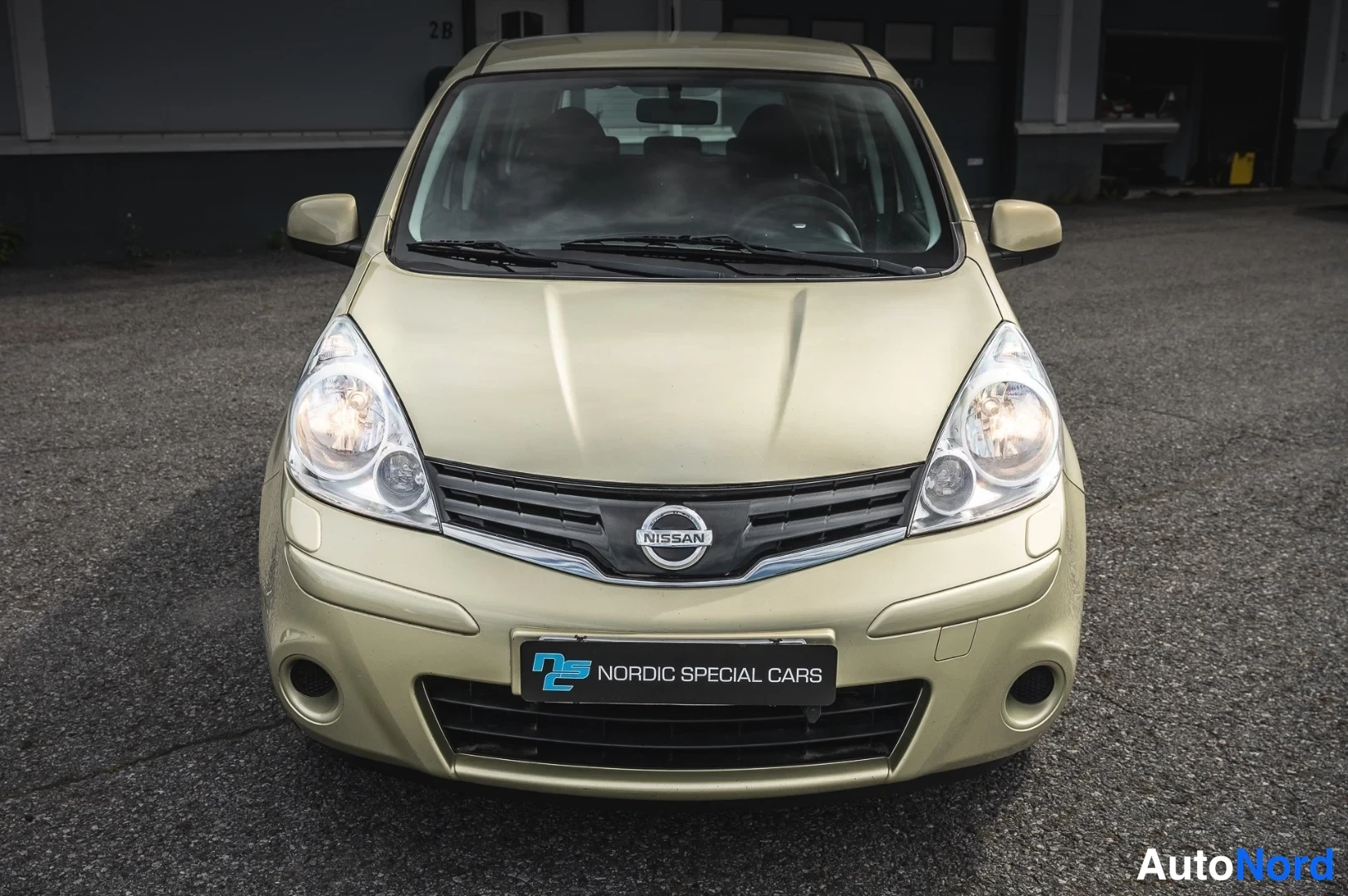 Edestä: Nissan Note, suoraan edestä kuvattu
