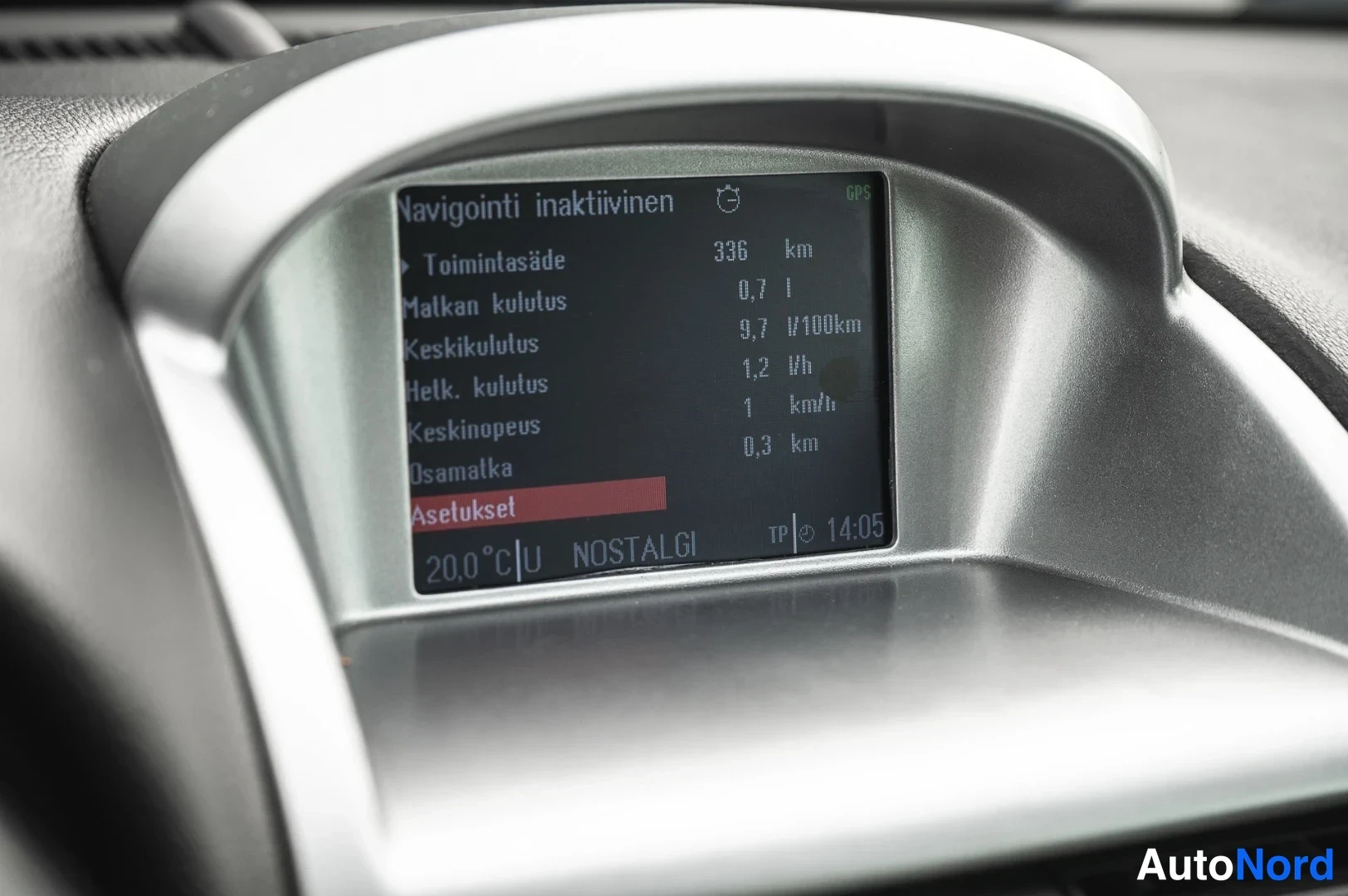 Yksityiskohta: Kojelaudan näyttö, jossa ruotsinkielinen matkatietokoneen valikko ja kulutustiedot