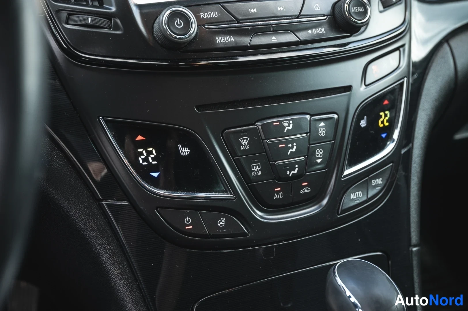Muu: Auton keskikäyttötaulu: kaksivyöhykeautomatiikka näytöillä 22 ja 22, painikkeet A/C, AUTO, SYNC, MAX ja REAR.