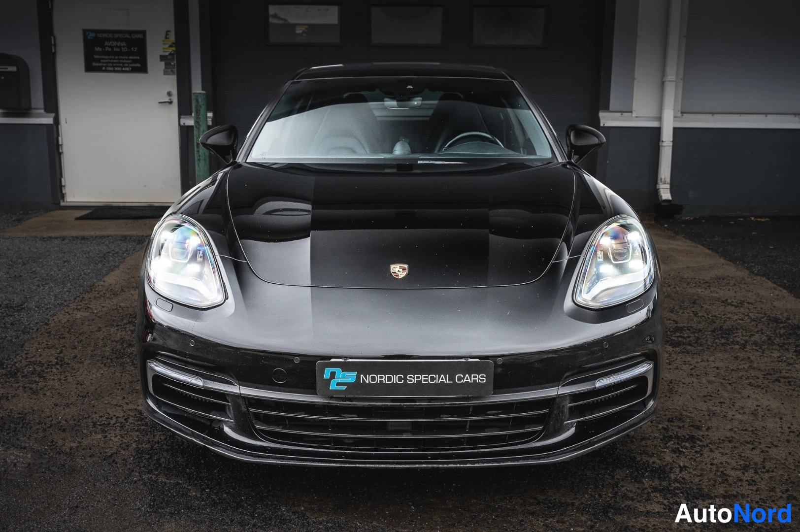 Edestä: Porschen musta etupäätä suoraan edestä esittävä kuva.