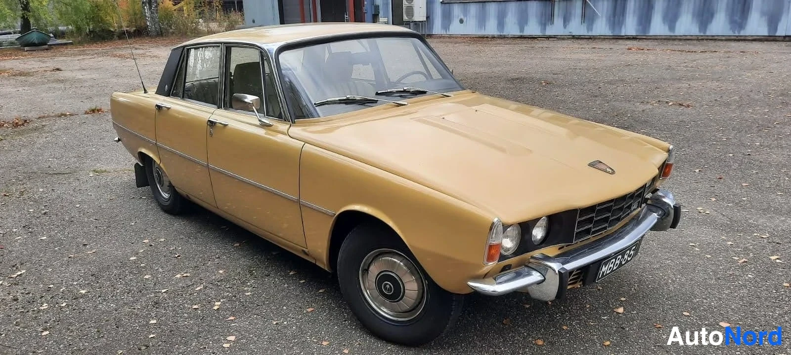 Etuviisto, nokka oikealle: Beige Rover P6 -sedan etualakulmasta oikealta, rekisterikilpi.