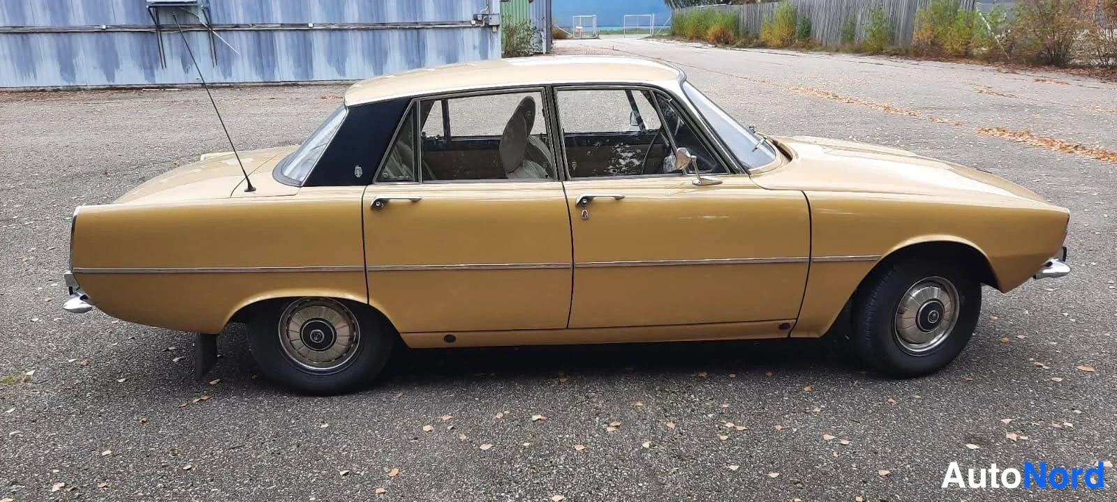 Sivulta: Beige Rover P6 -sedan sivusta oikealta.