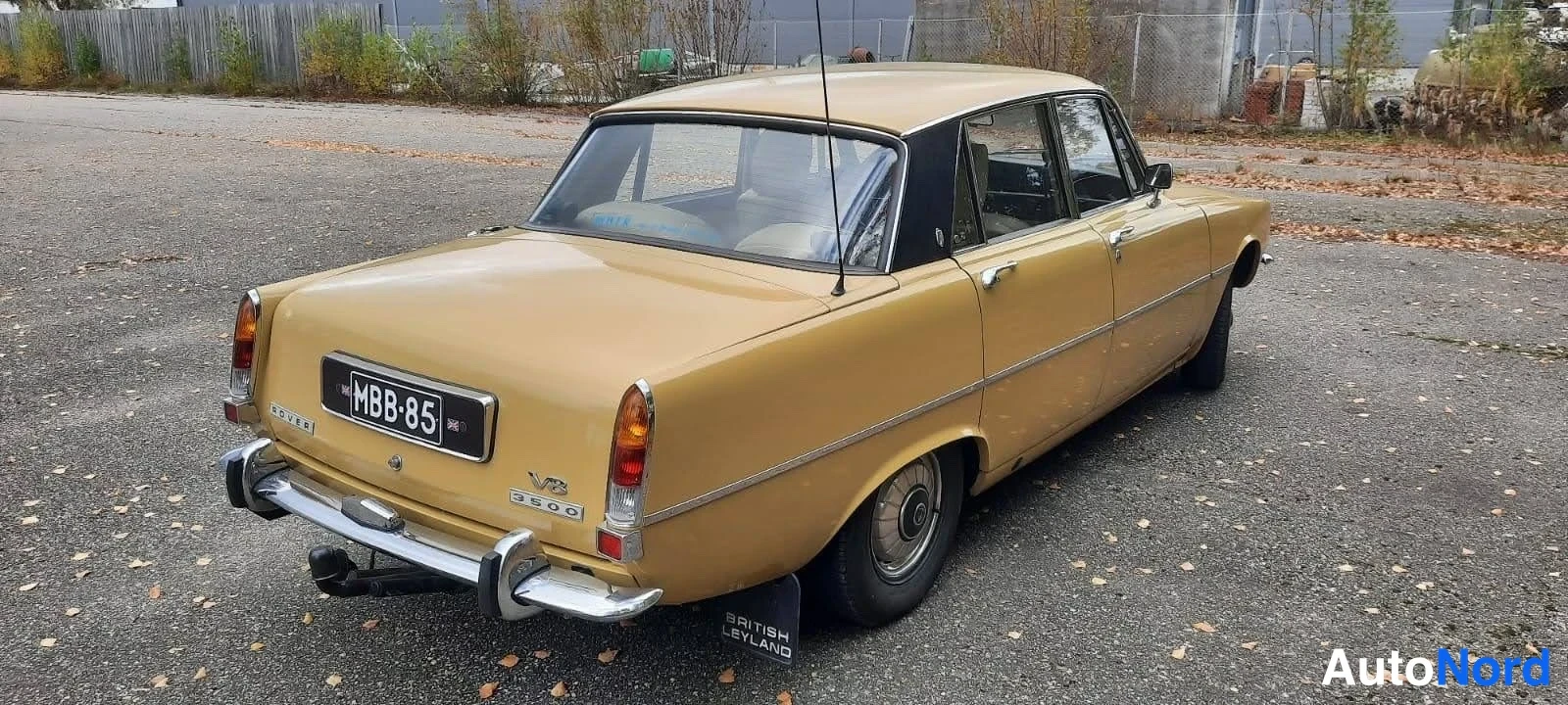 Takaviisto: Auton takaosa ja oikea kylki, rekisterikilpi, V8 3500 -merkintä, BRITISH LEYLAND -kyltti.