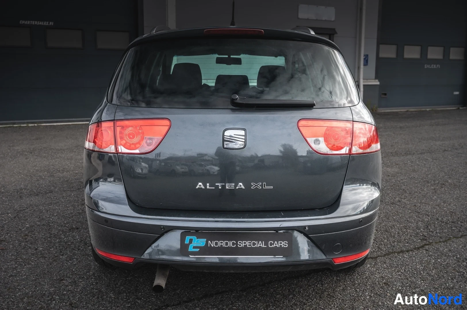 Takaa: Seat Altea XL suoraan takaa, ALTEA XL -merkintä peräluukussa ja takavalot näkyvissä.
