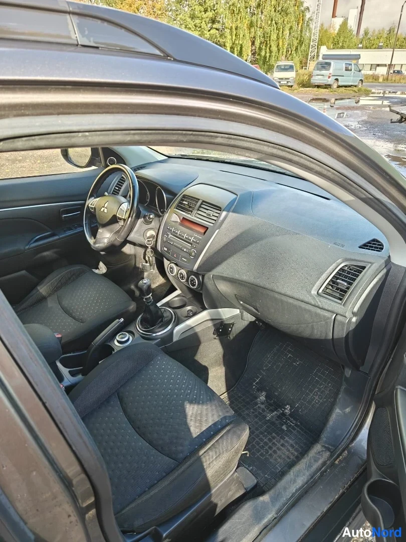 Sivulta: Matkustamotila,Mustat kangasistuimet,Dashboard,manual gearbox knob