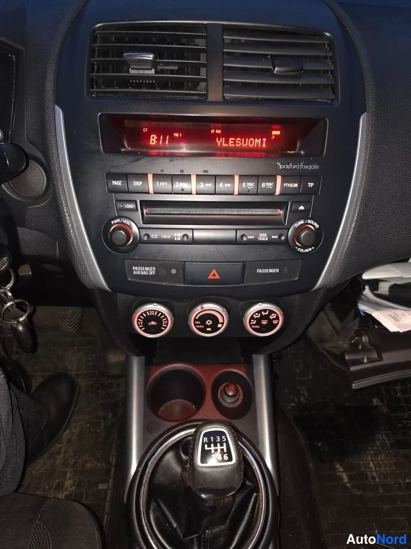 Sivulta: Center console closeup radio display Yle Suomi manual transmission