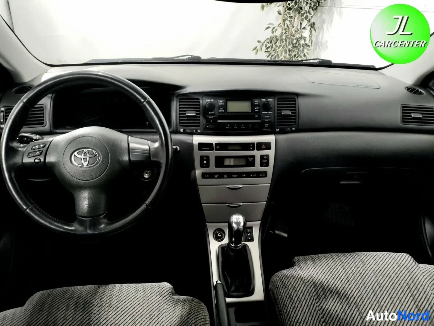 Muu: Ohjaamon etänäkyvä Toyota-merkkiohjauspyörä, kojelauta ja manuaali vaihteenvaihdin.
