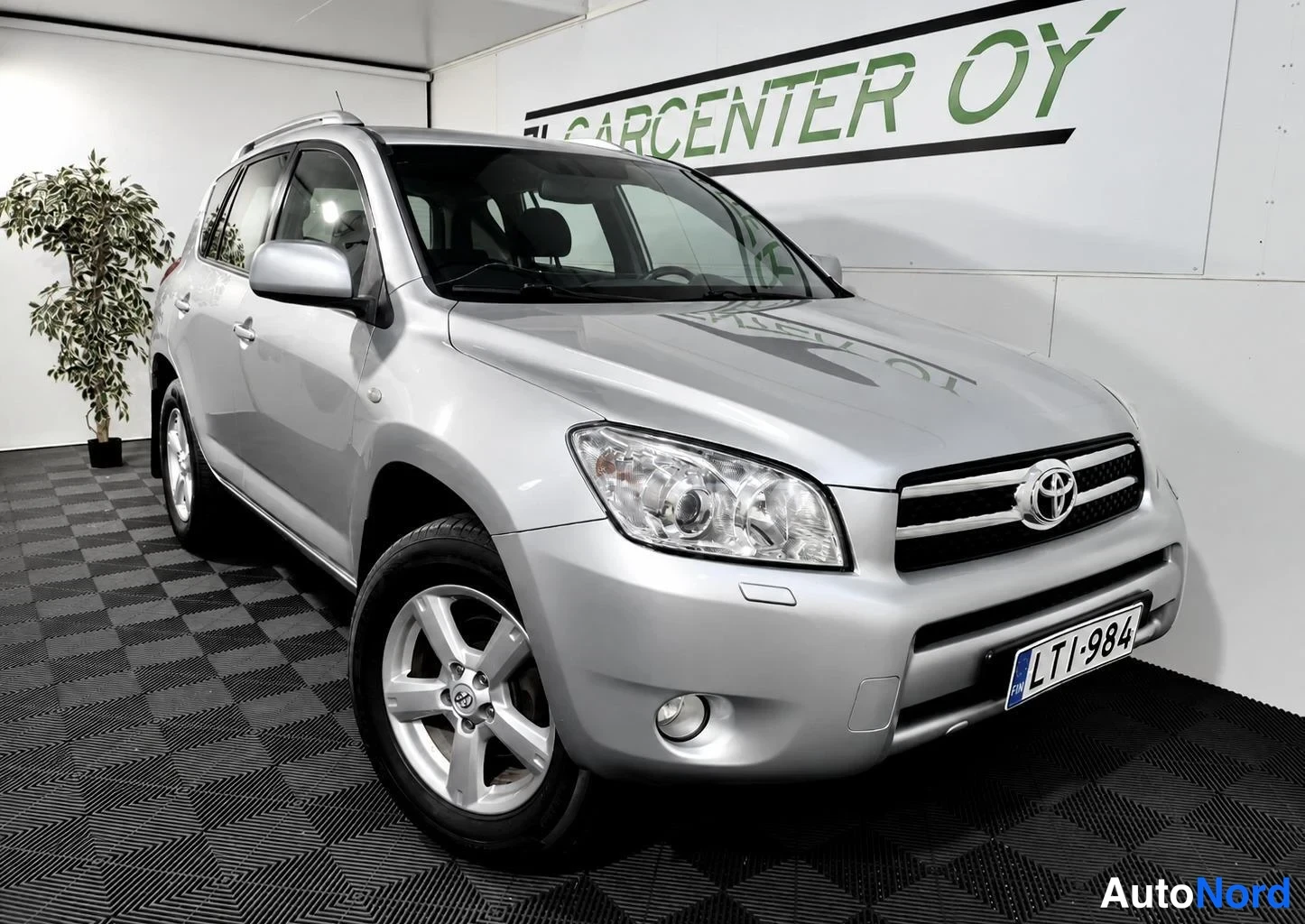 Etuviisto, nokka oikealle: Hopeanvärinen Toyota RAV4 etukulmasta oikealta, rekisteritunnus.