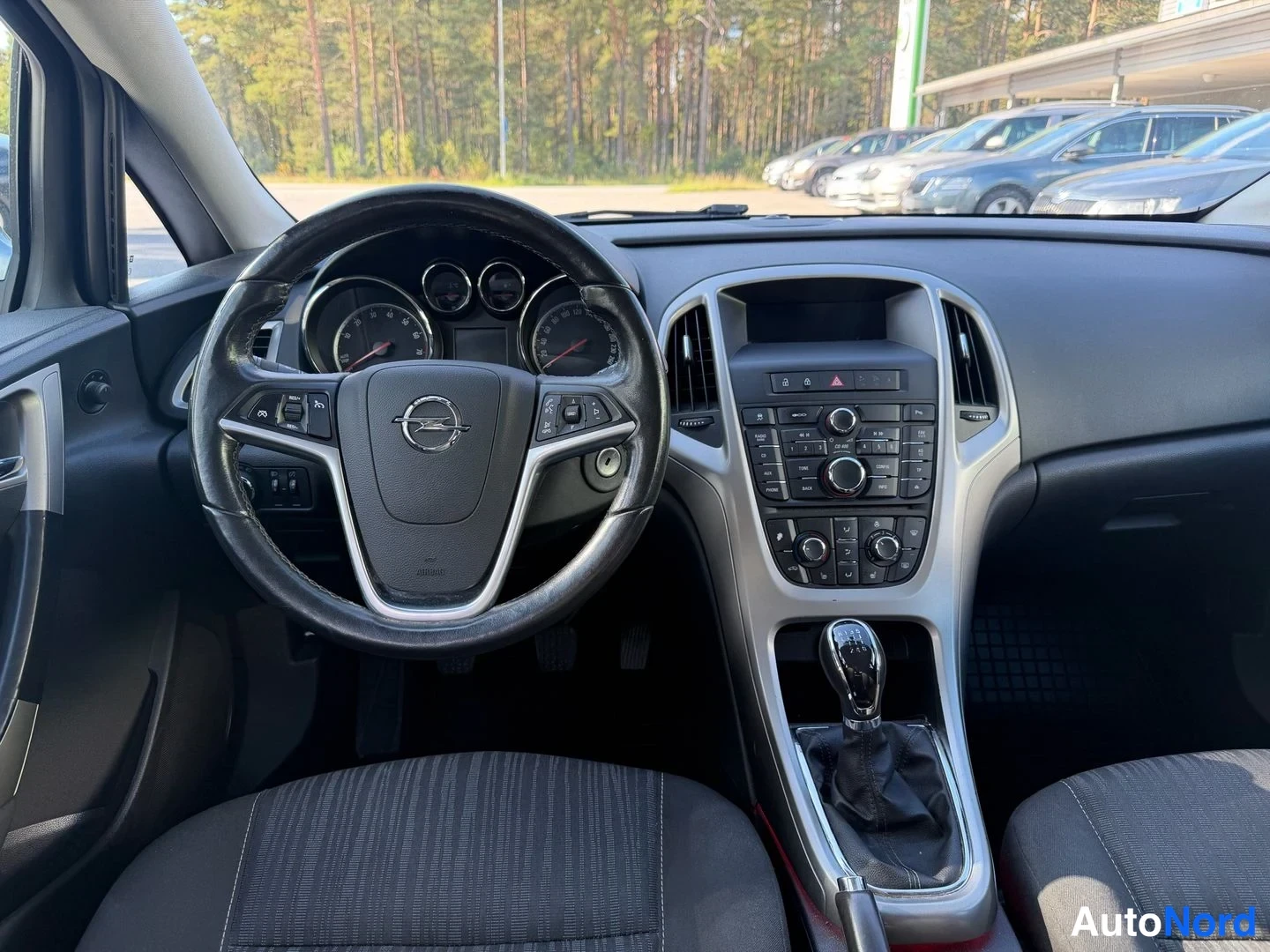 Muu: Opel-merkkiohjauspyörä, manuaalivaihteen vaihtoehto ja keskikonsolien painikkeet.