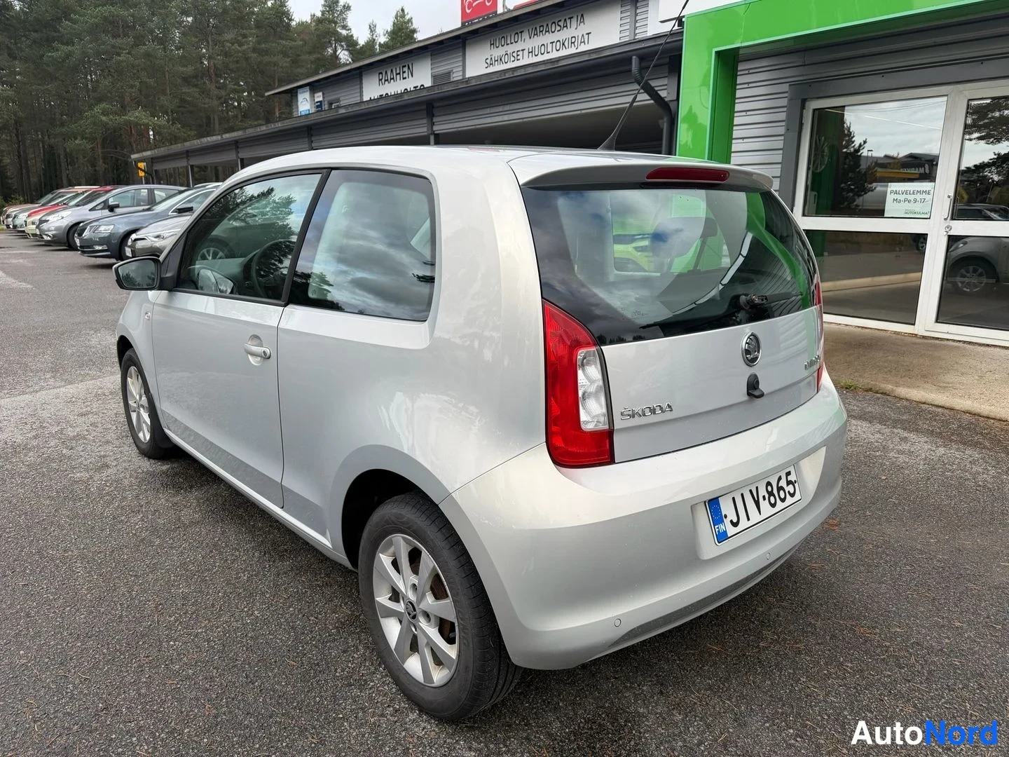 Takaviisto: Hopeinen Skoda Citigo takaa kolmesta neljäsosan näkymässä, rekisterikilpi.
