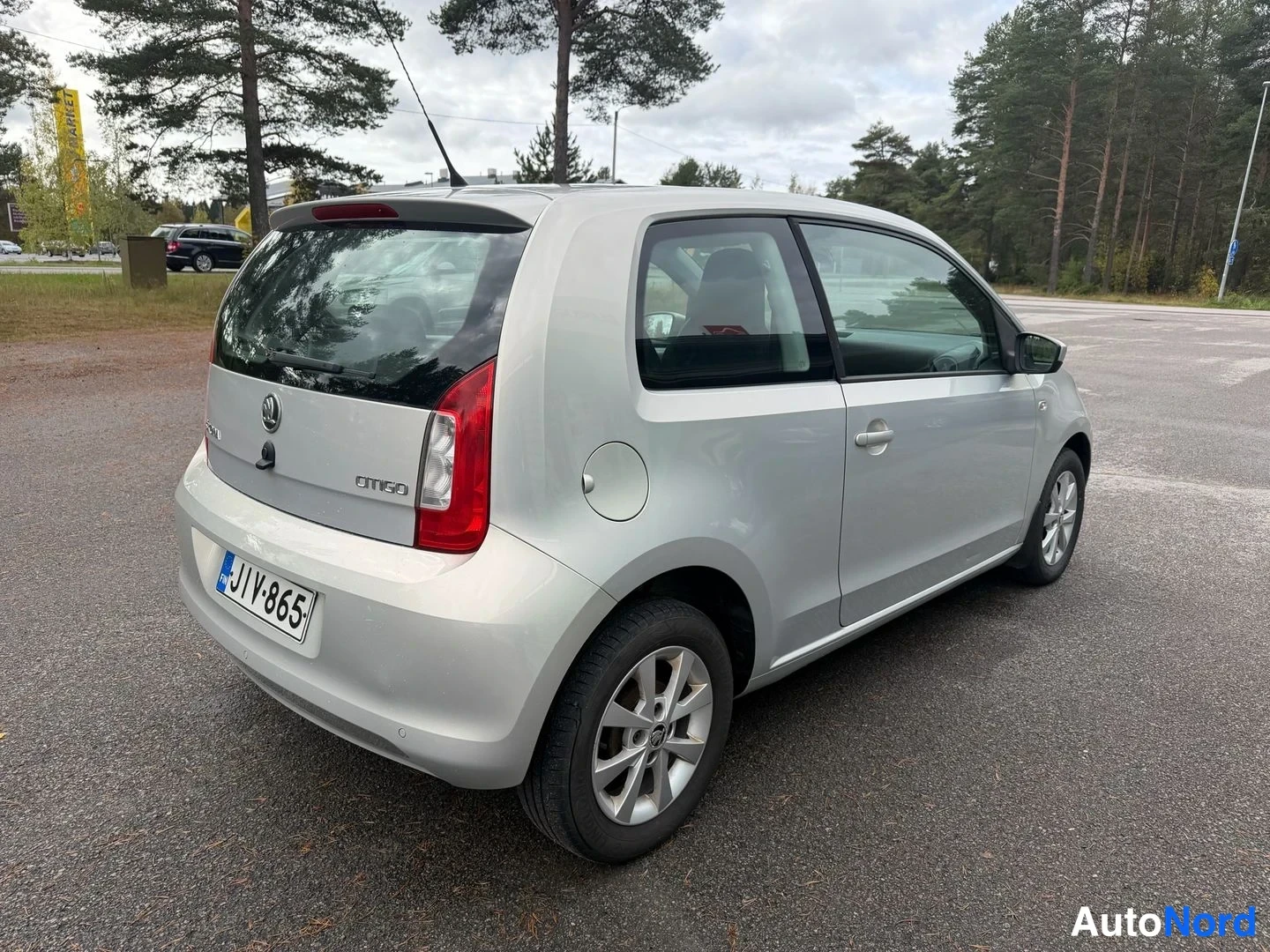 Takaviisto: Hopeinen Skoda Citigo takaa kolmesta neljäsosan näkymässä parkkipaikalla, rekisterikilpi.