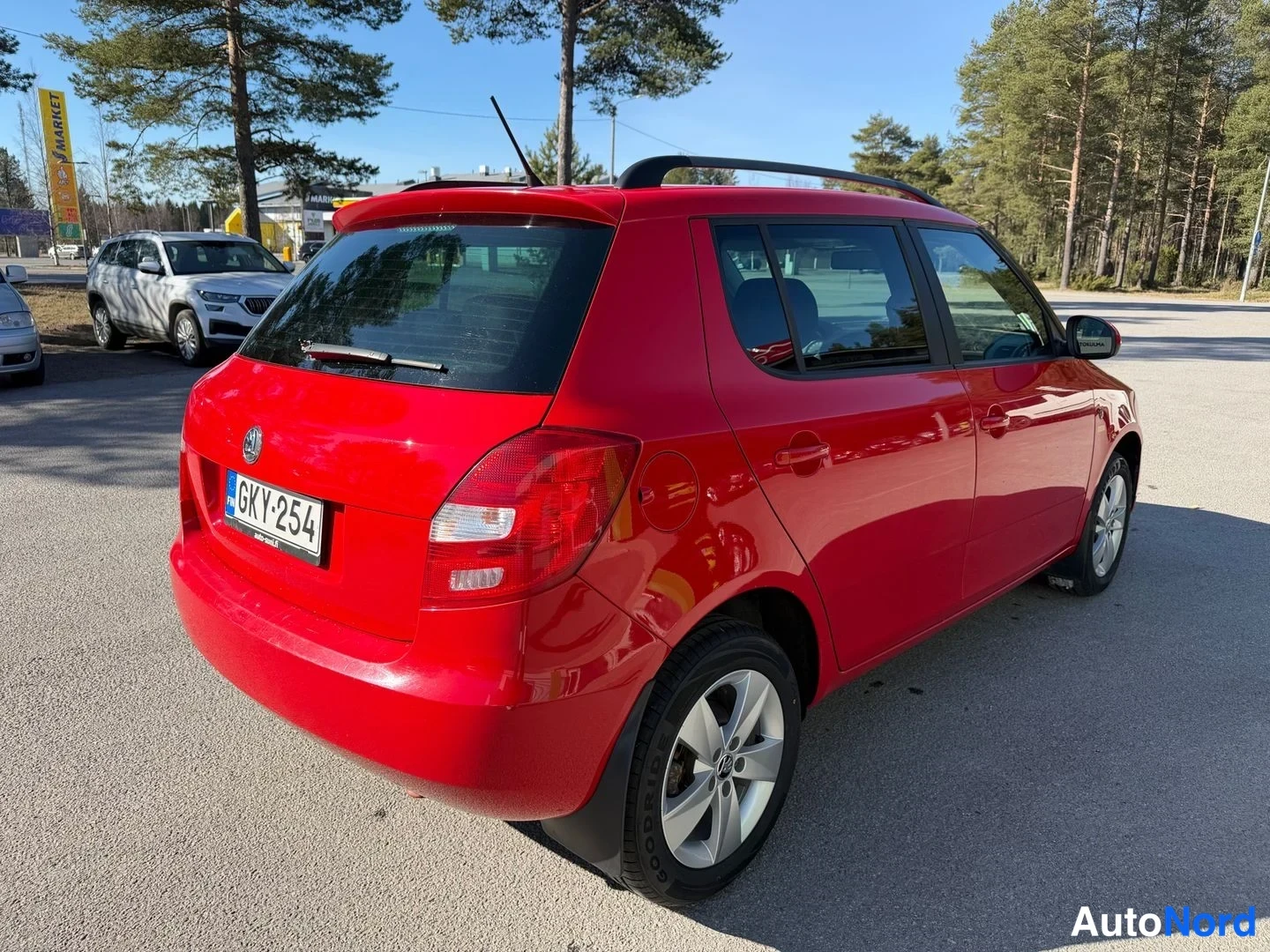 Takaviisto: Punaisen Skoda Fabian takaosa ja oikea kylki kolmeneljäsosakulmasta; takanäyttävä rekisterikilpi GK Y-254.