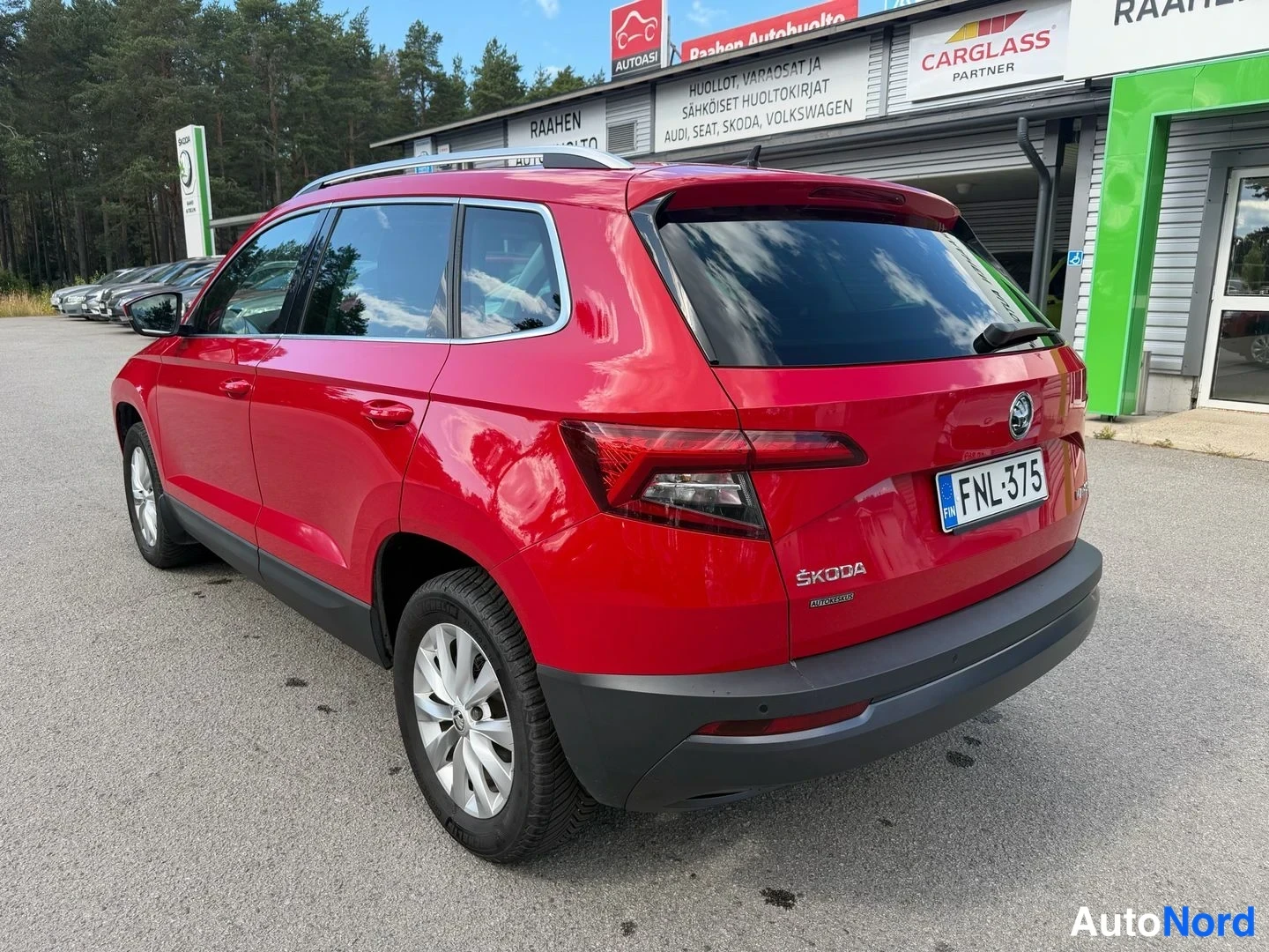 Takaviisto: Punainen Skoda Karoq takaa ja sivulta, rekisteritunnus