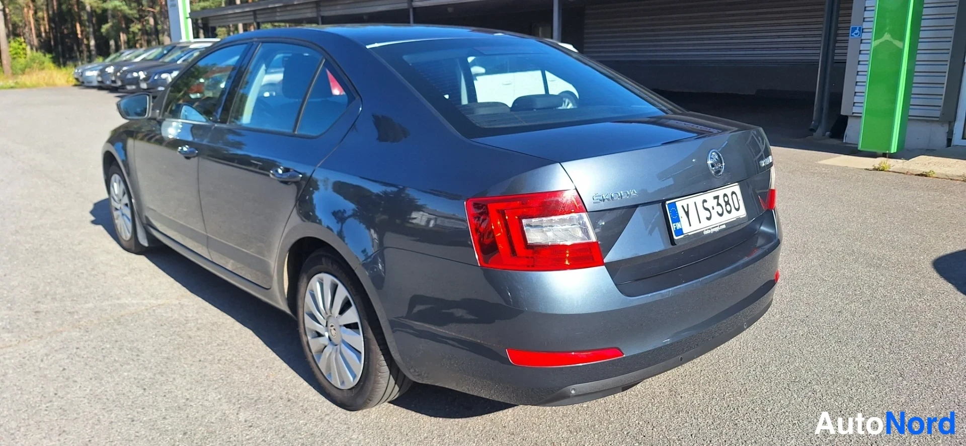 Takaviisto: Skoda Octavia -sedan takakulma oikealta, rekisterikilpi.