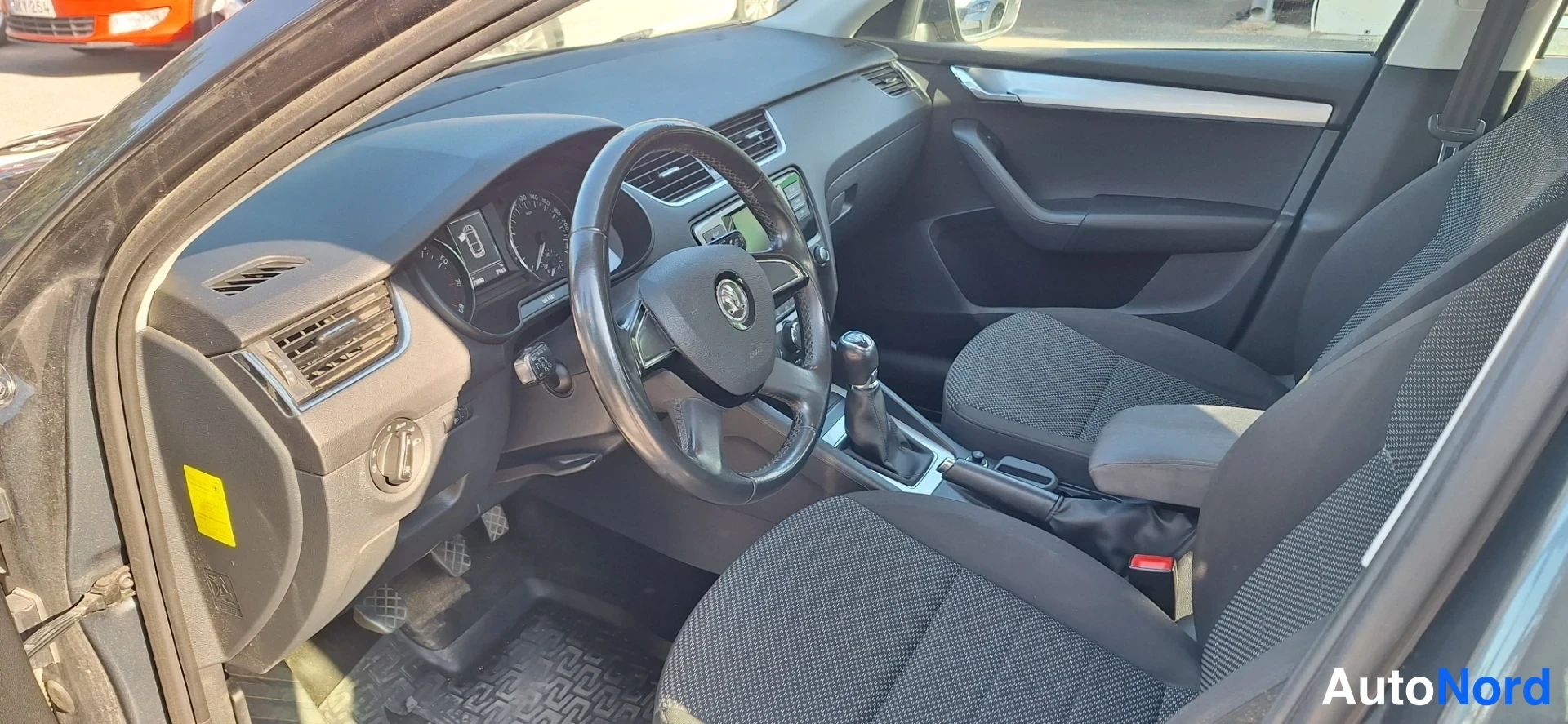 Muu: Autojen sisätilat: ohjauspyörä ja mittaristo.