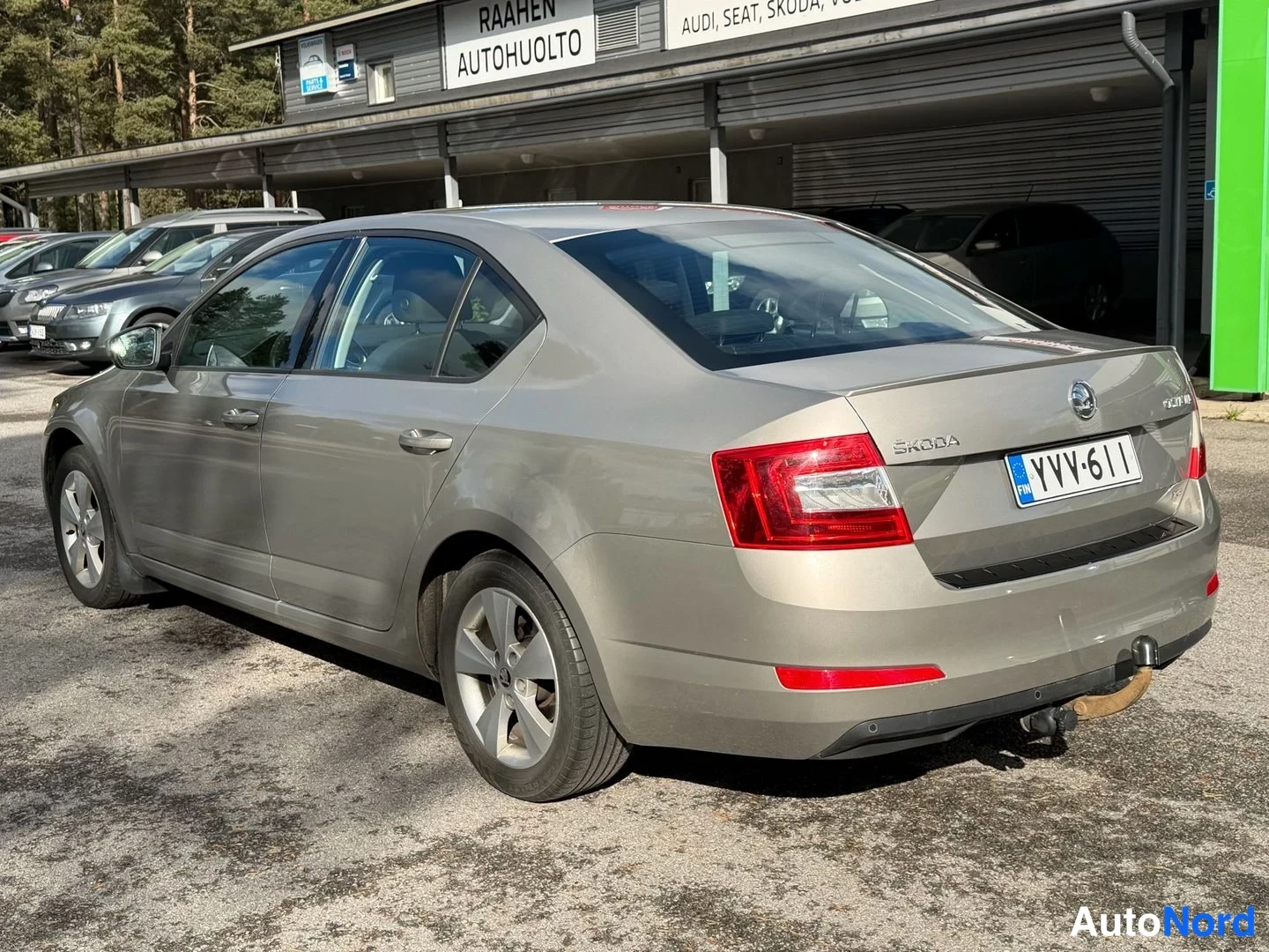 Takaviisto: Auto takaa kulmasta kuvattuna, rekisteritunnus