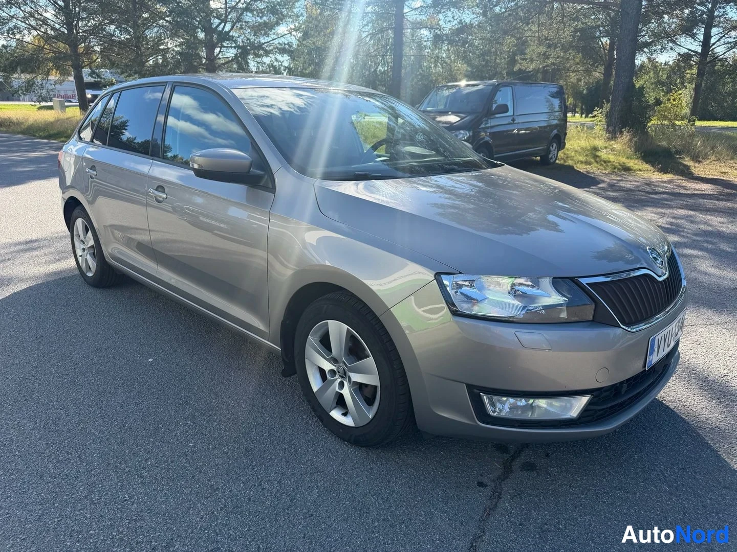 Etuviisto, nokka oikealle: Hopeanharmaa tila-auto etukulmasta vasemmalta, etusäleikkö ja ajovalot näkyvissä.