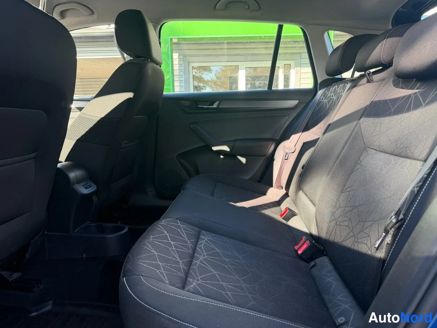 Sivulta: Skoda Rapid Spacebackin takapenkin sisätilat tummilla kuosikankaan istuimilla.
