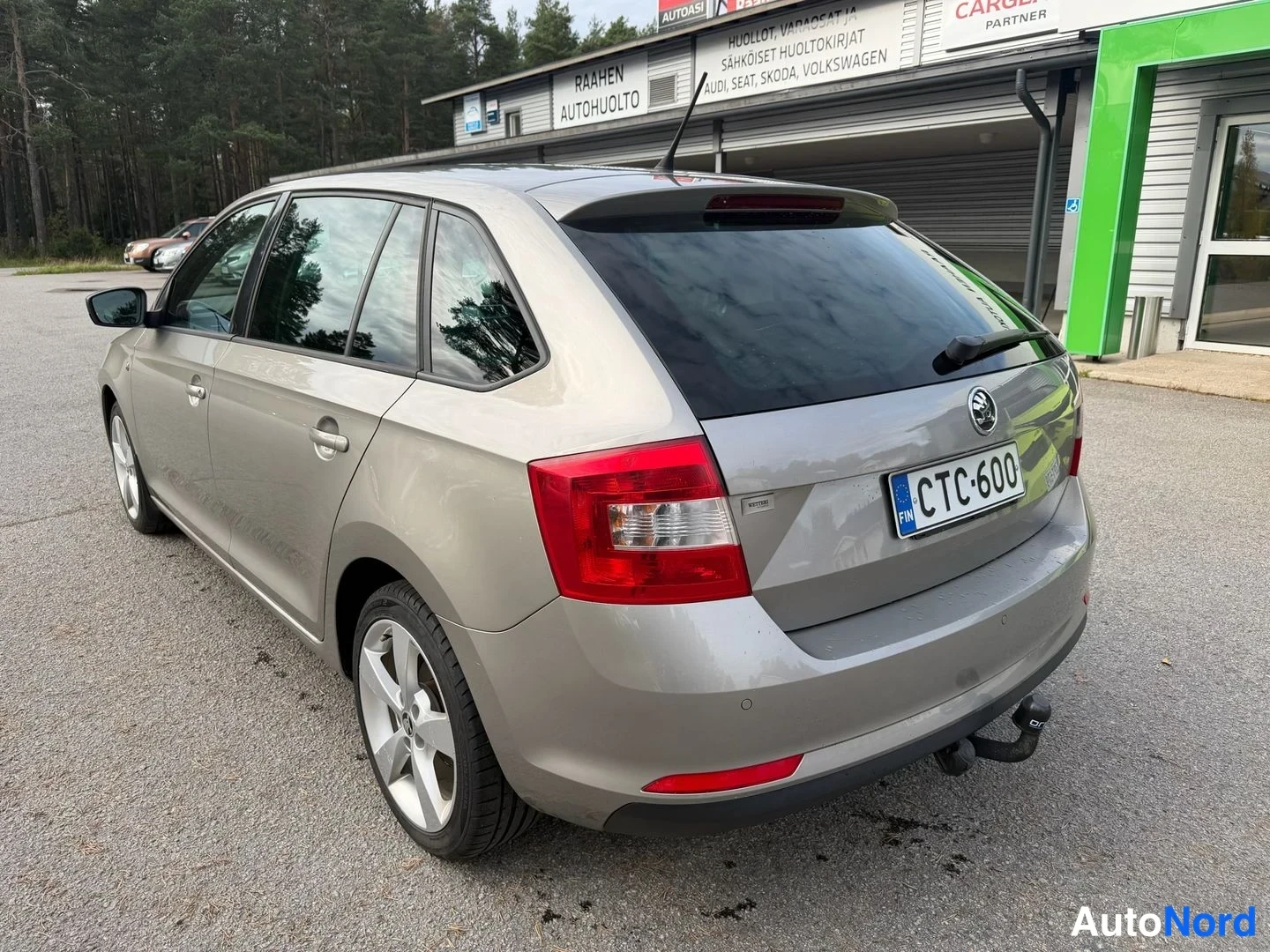 Takaviisto: Skoda Rapid Spaceback takaviisto oikealta, rekisterillä ja vetokoukku näkyvissä.