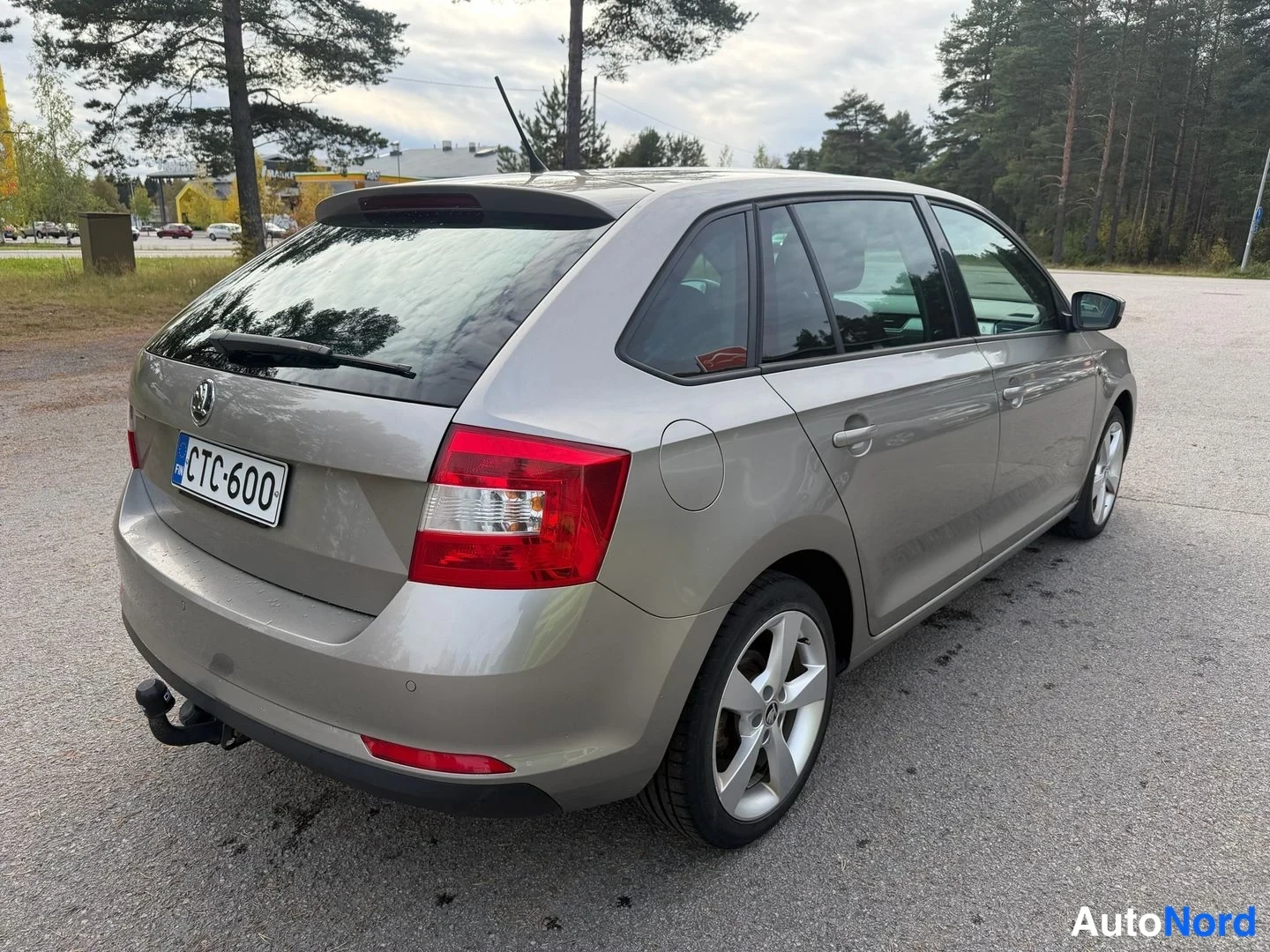 Takaviisto: Skoda Rapid Spaceback takaviisto vasemmalta, rekisteri ja vetokoukku näkyvissä.