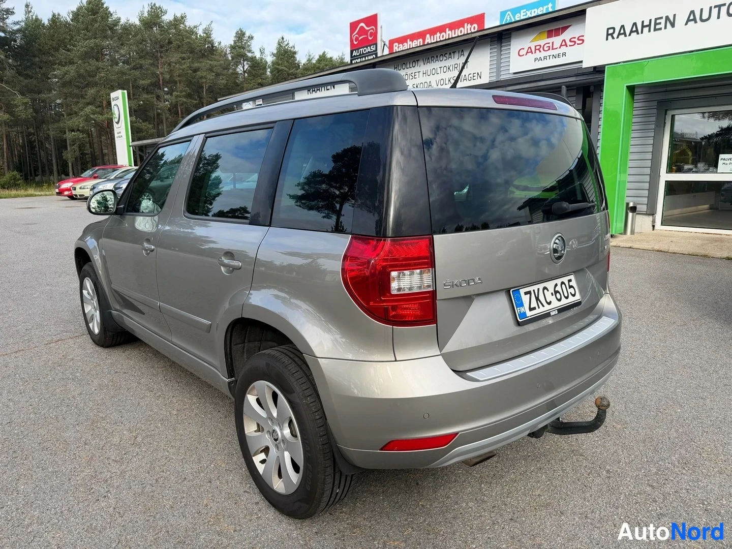 Takaviisto: Hopeanharmaan Skoda Yetin takaosa kolmannevolalta vasemmalta, rekisterikilpi ja vetojakolaite näkyvissä.