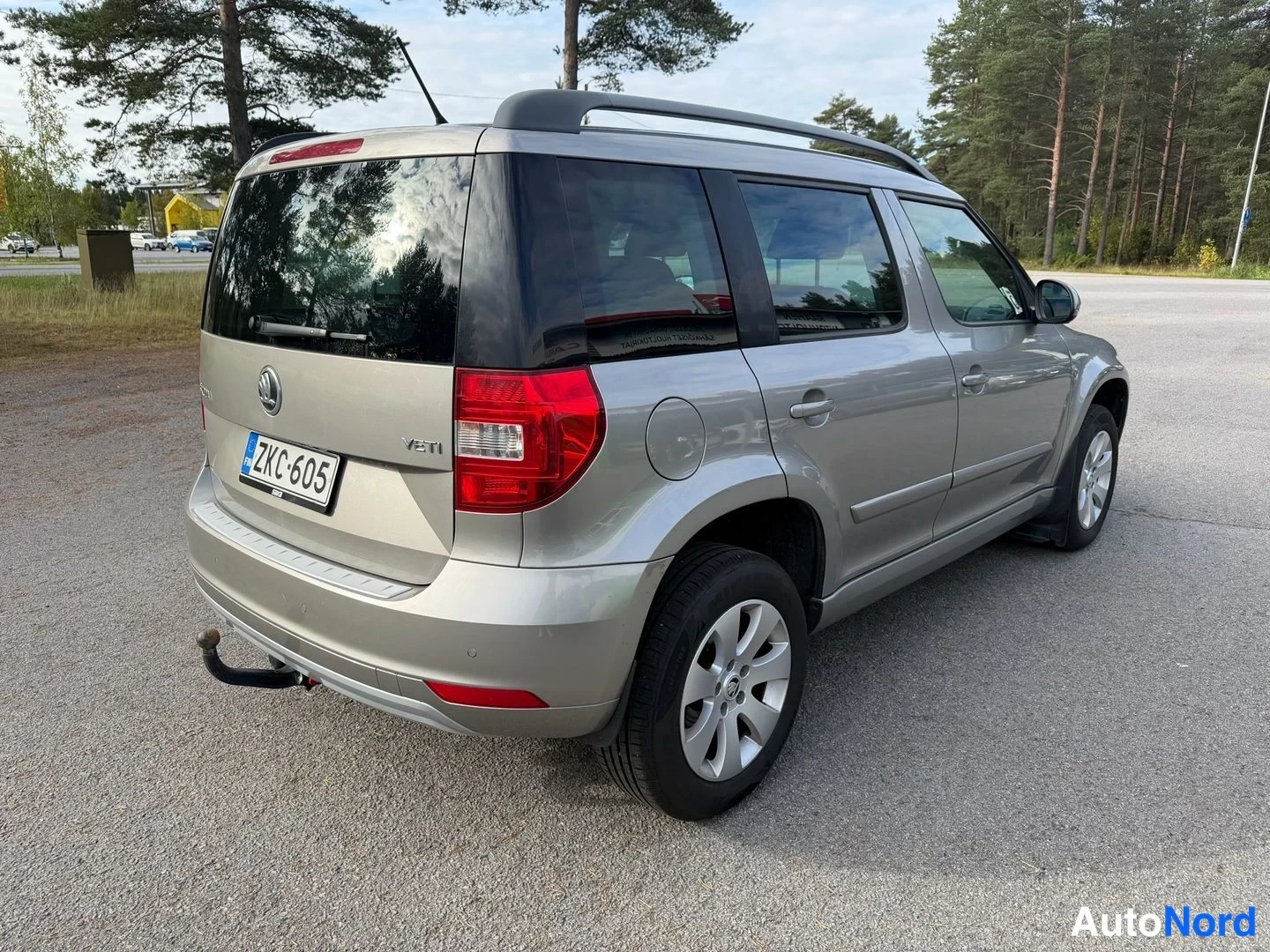 Takaviisto: Hopeanharmaa Skoda Yeti takaosalta kolmannevolalta, takavalo ja vetojakolaite erottuvat, rekisterikilpi.