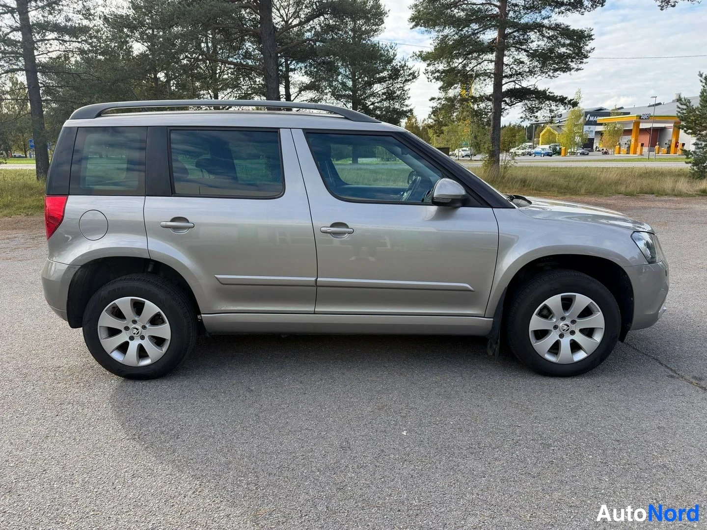 Sivulta: Hopeanharmaa Skoda Yeti sivulta kuvattuna, koko kylki näkyvissä.