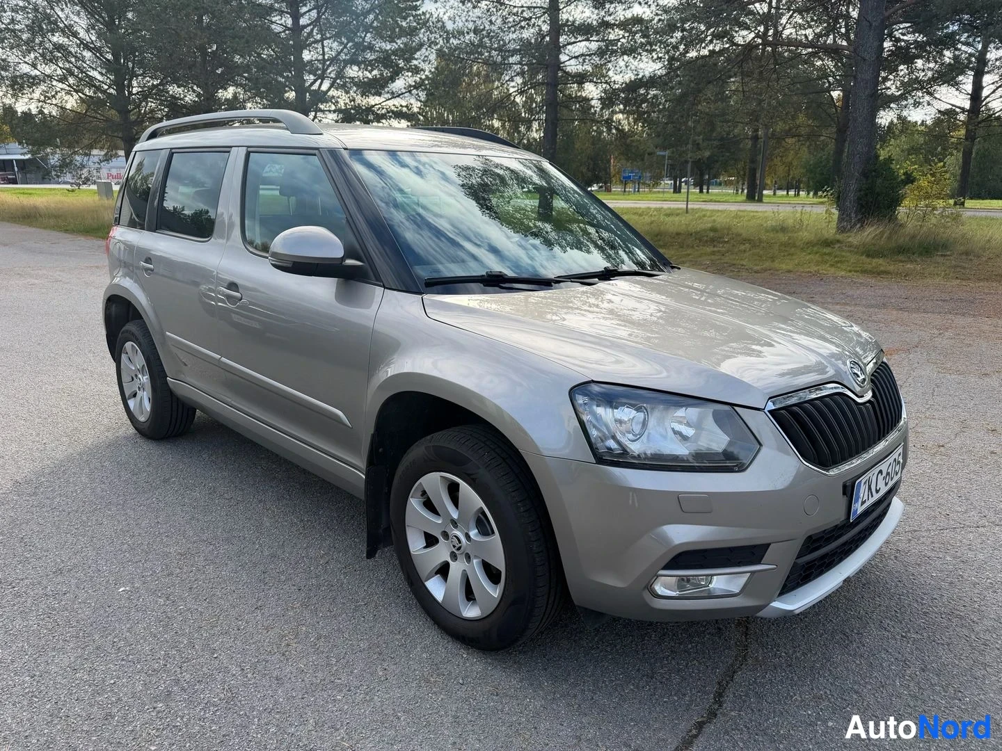 Etuviisto, nokka oikealle: Hopeanharmaa Skoda Yeti etuviistosta oikealta kuvattuna, keula ja kylki näkyvissä.