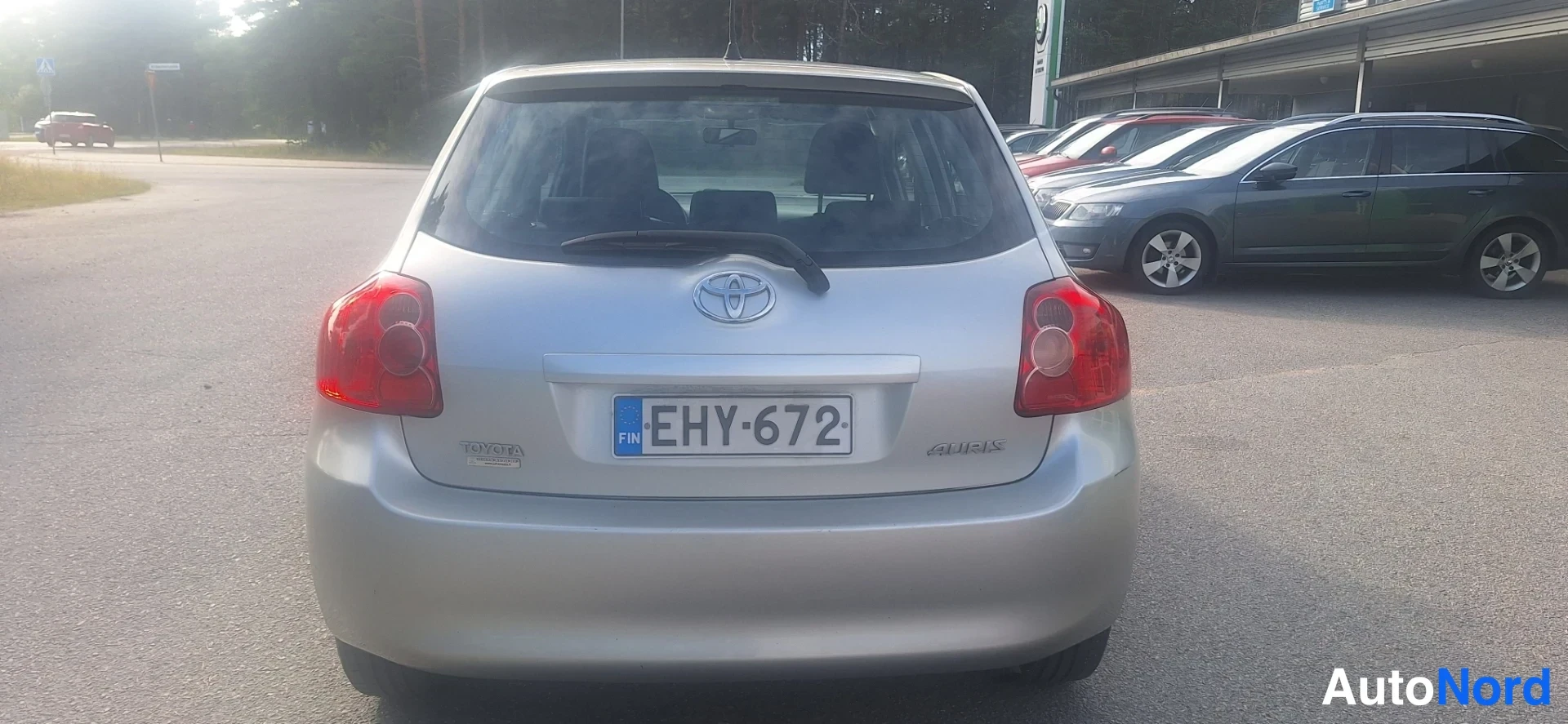 Takaa: Hopeanvärinen Toyota Auris suoraan takaa, rekisterikilpi.