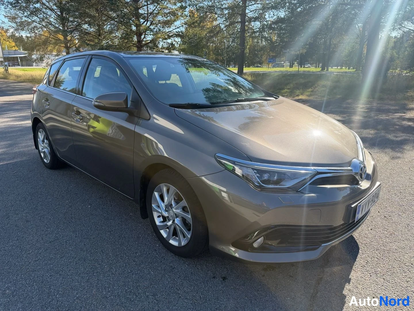 Etuviisto, nokka oikealle: Hybridiauto Automaatti